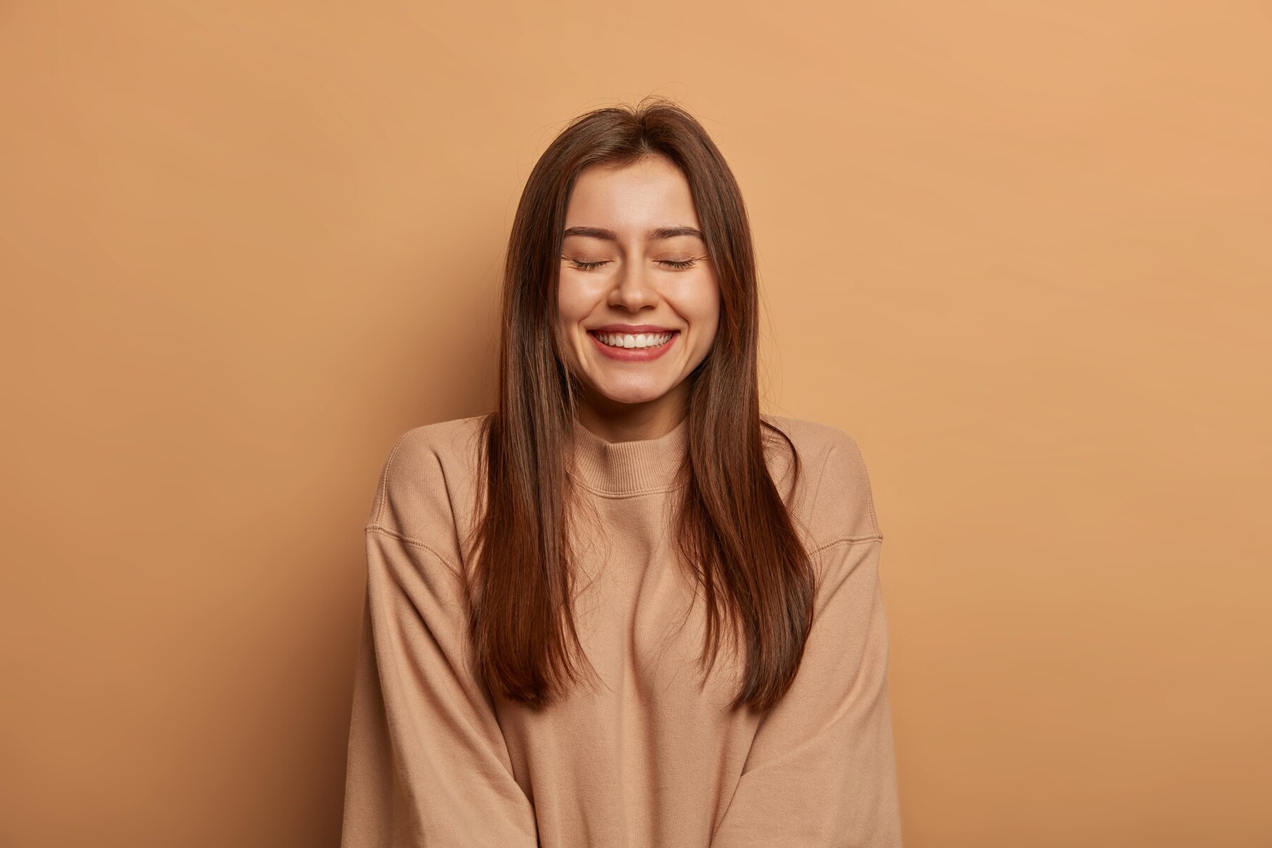 Une jeune femme souriante | Source : Freepik