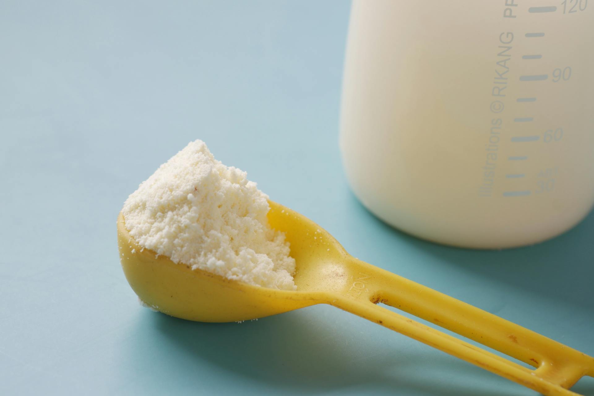 Une cuillère de lait maternisé | Source : Pexels