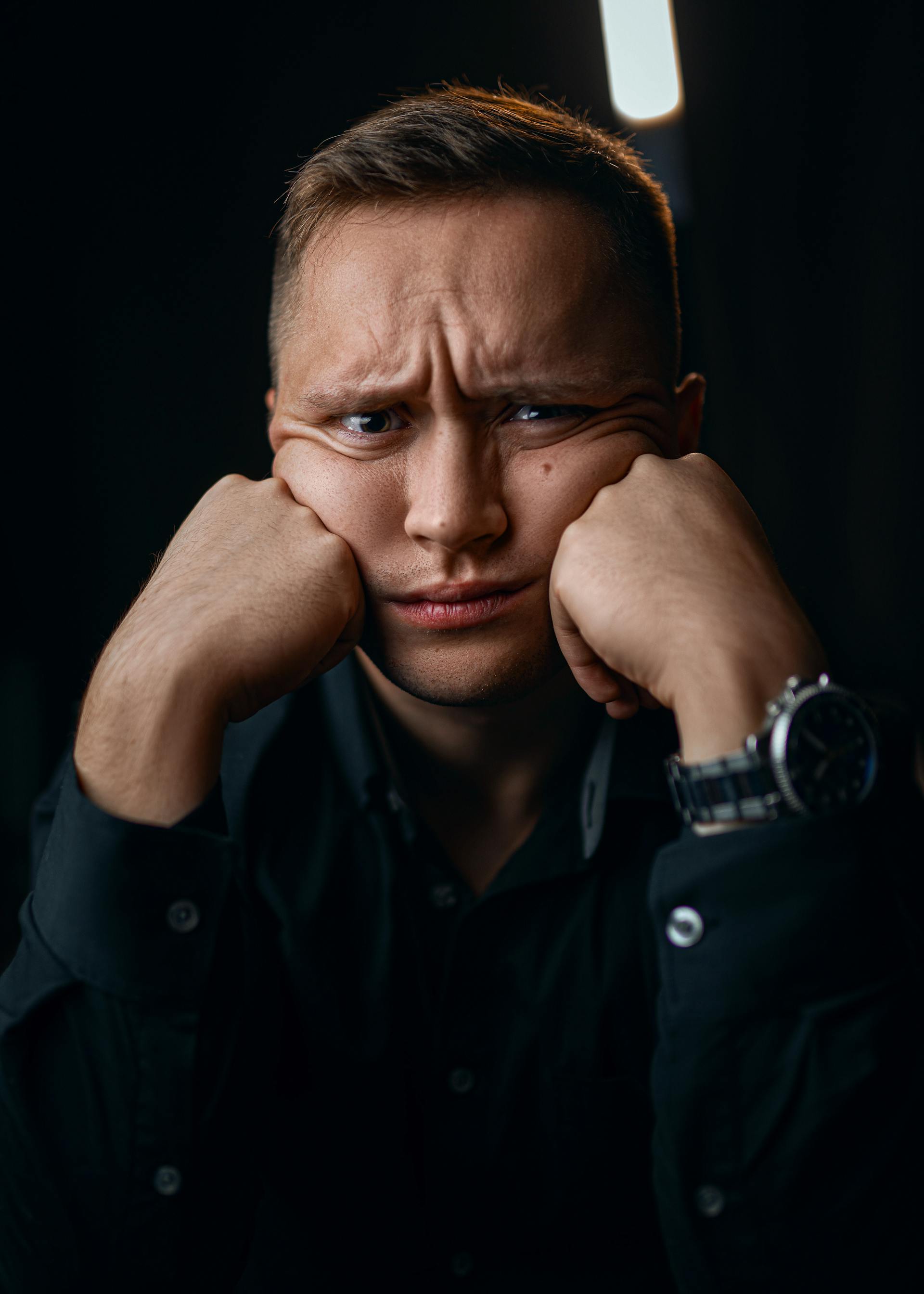 Un jeune homme avec un froncement de sourcils désapprobateur | Source : Pexels