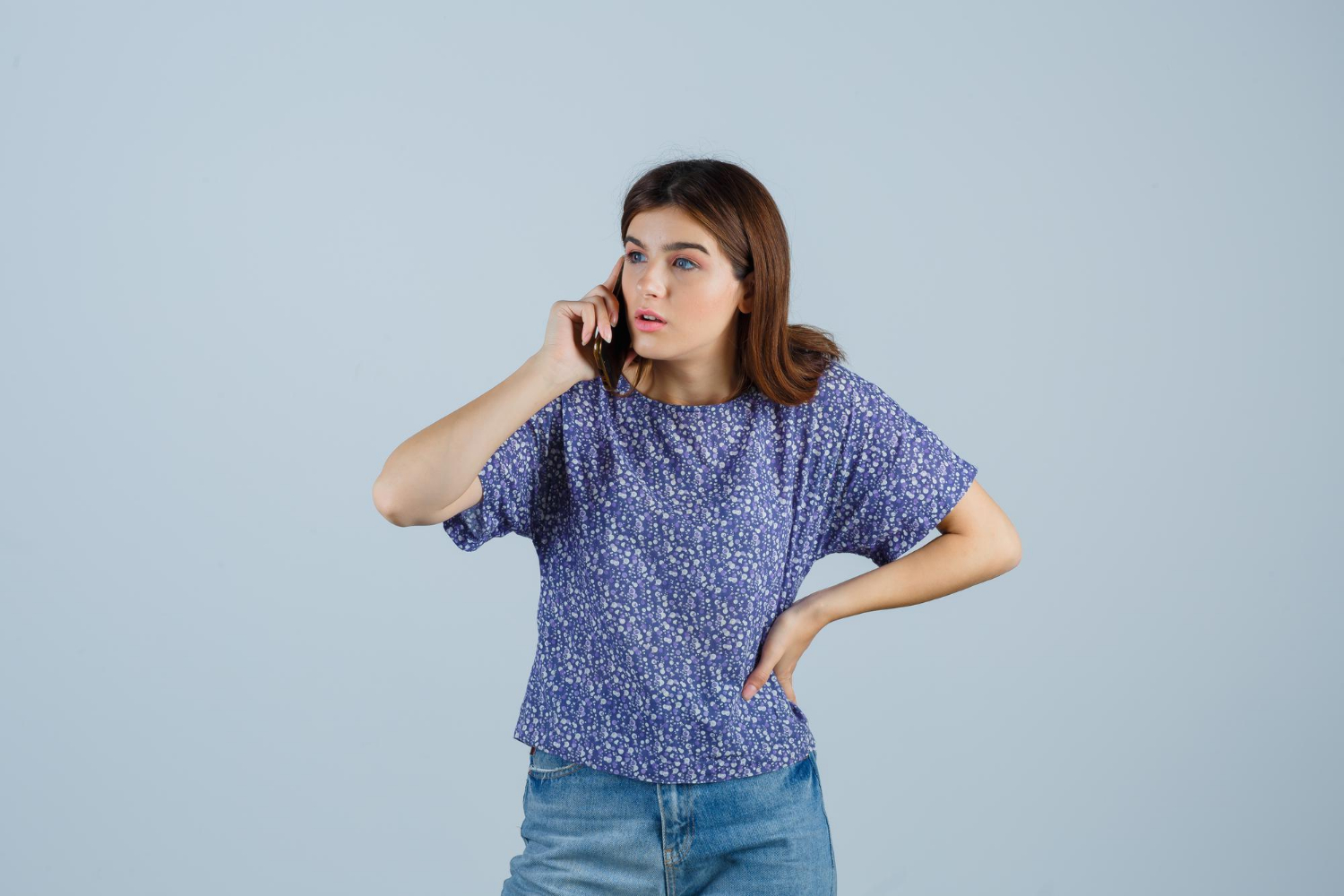 Une femme agacée qui parle au téléphone | Source : Freepik