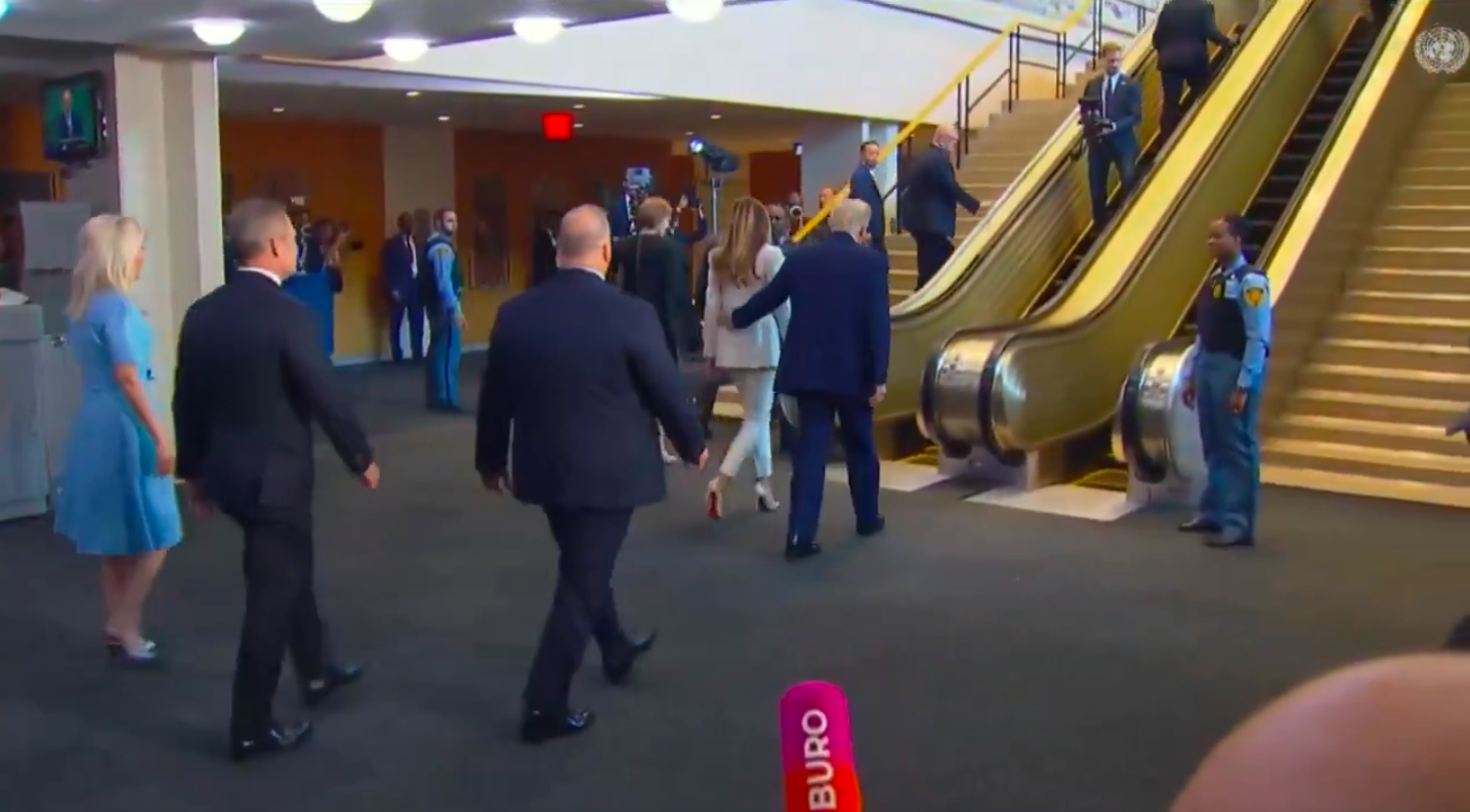 Donald et Melania Trump se dirigeant vers l'escalator avec la délégation américaine, posté le 23 septembre 2025. | Source : X/@Cachoperiodista