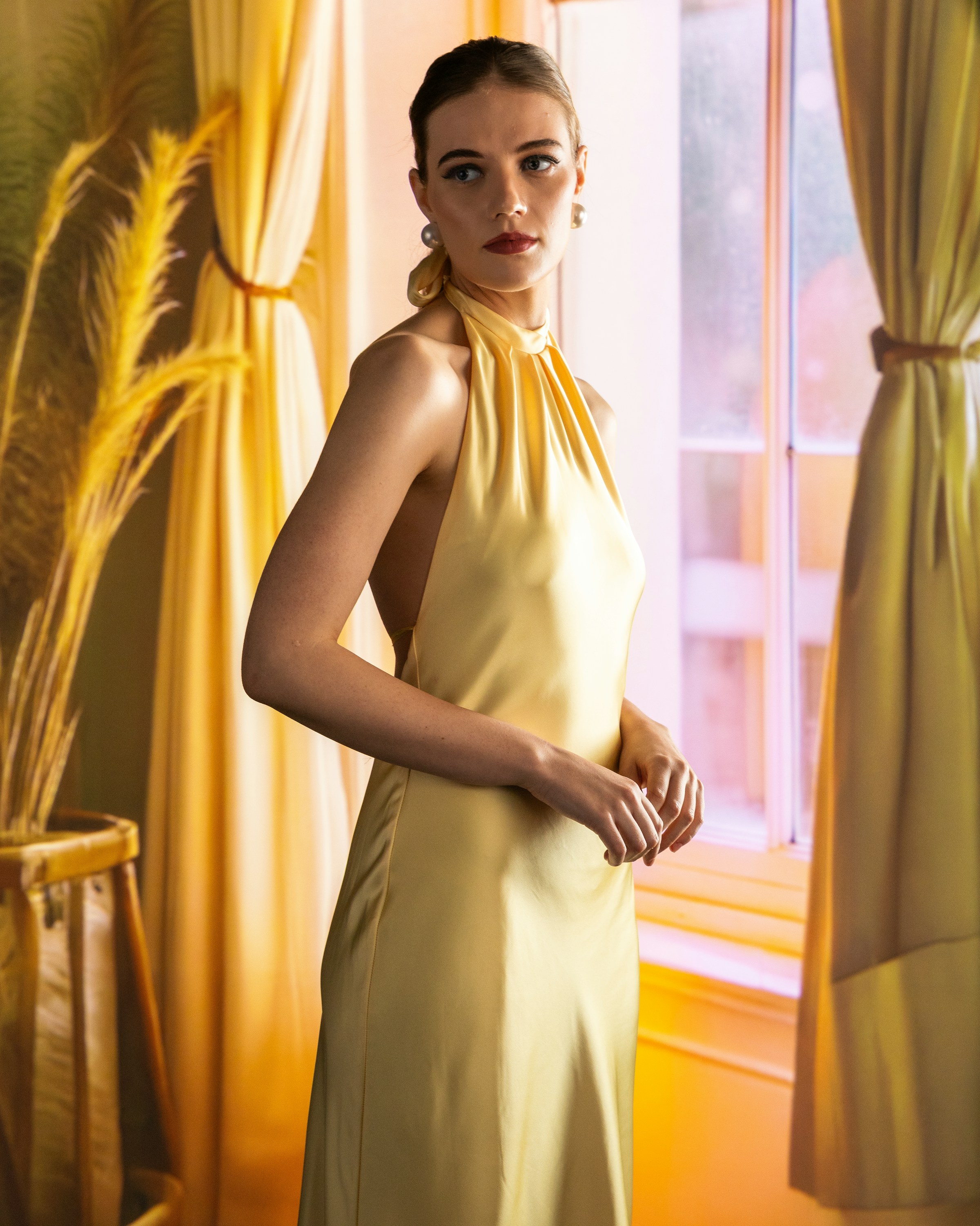 Une femme dans une robe dorée | Source : Unsplash