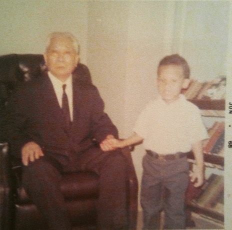 L'acteur pendant son enfance, posant avec son grand-père, extrait d'un post daté du 26 mai 2020 | Source : Instagram/khalilkain