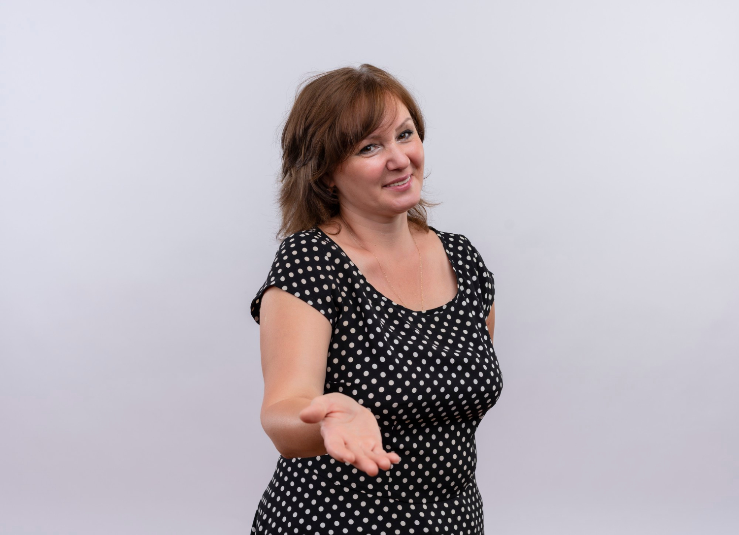 Une femme souriante qui tend la main | Source : Freepik