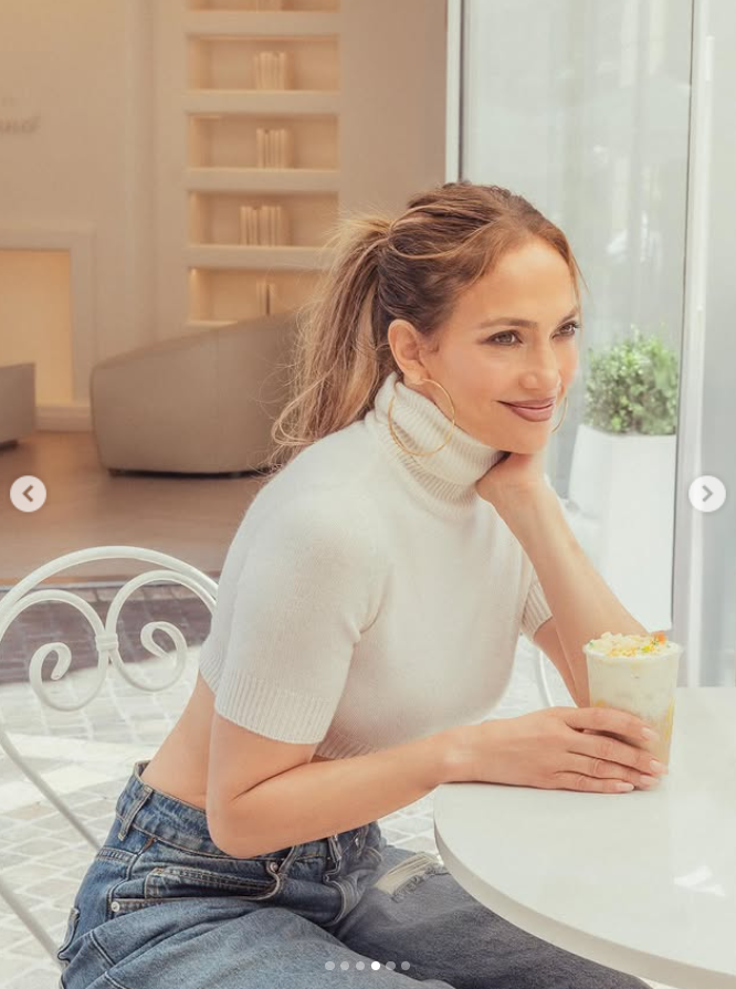 Jennifer Lopez avec un latte JLo Birthday Cake au La La Land Cafe à Los Angeles, Californie, d'après un post daté du 23 juillet 2025. | Source : Instagram/jlo