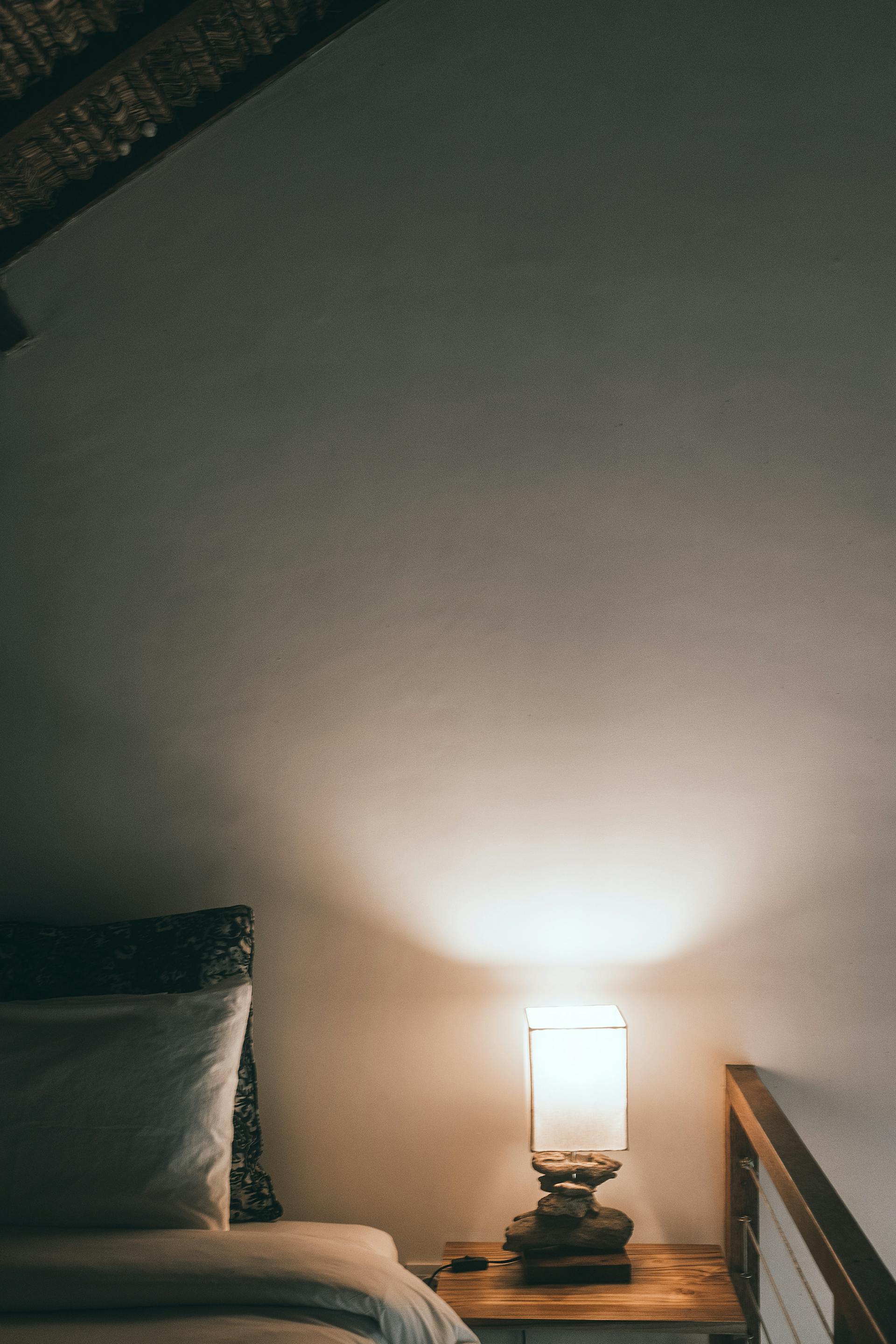 Un lit dans une chambre à coucher | Source : Pexels