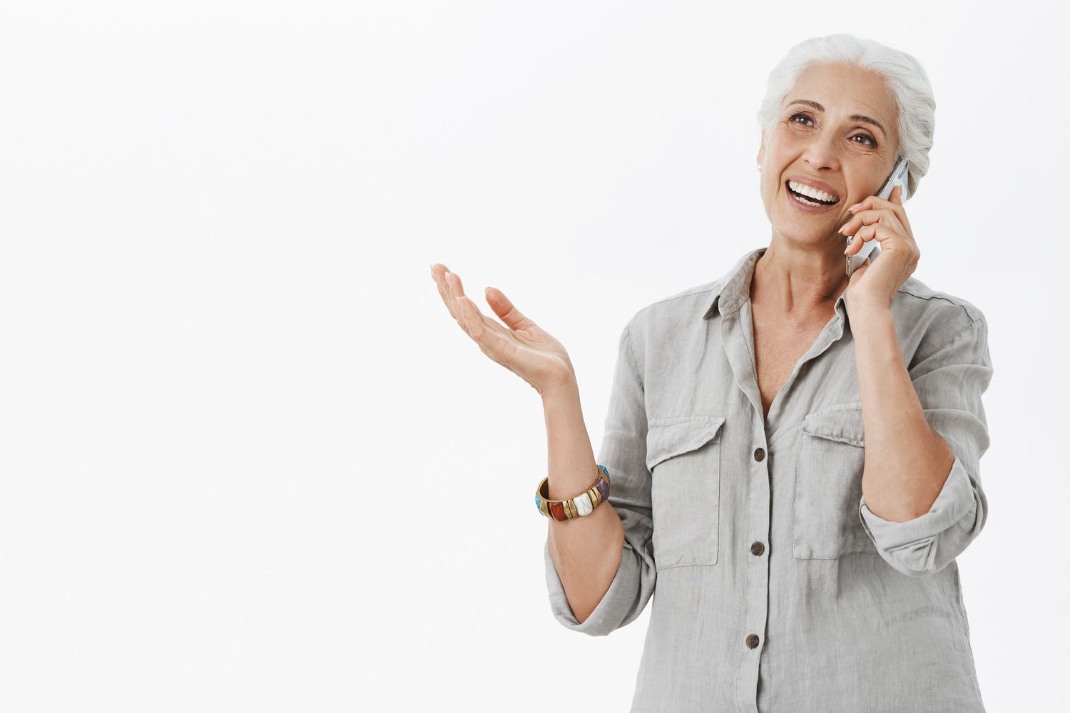 Une femme âgée qui parle au téléphone | Source : Freepik
