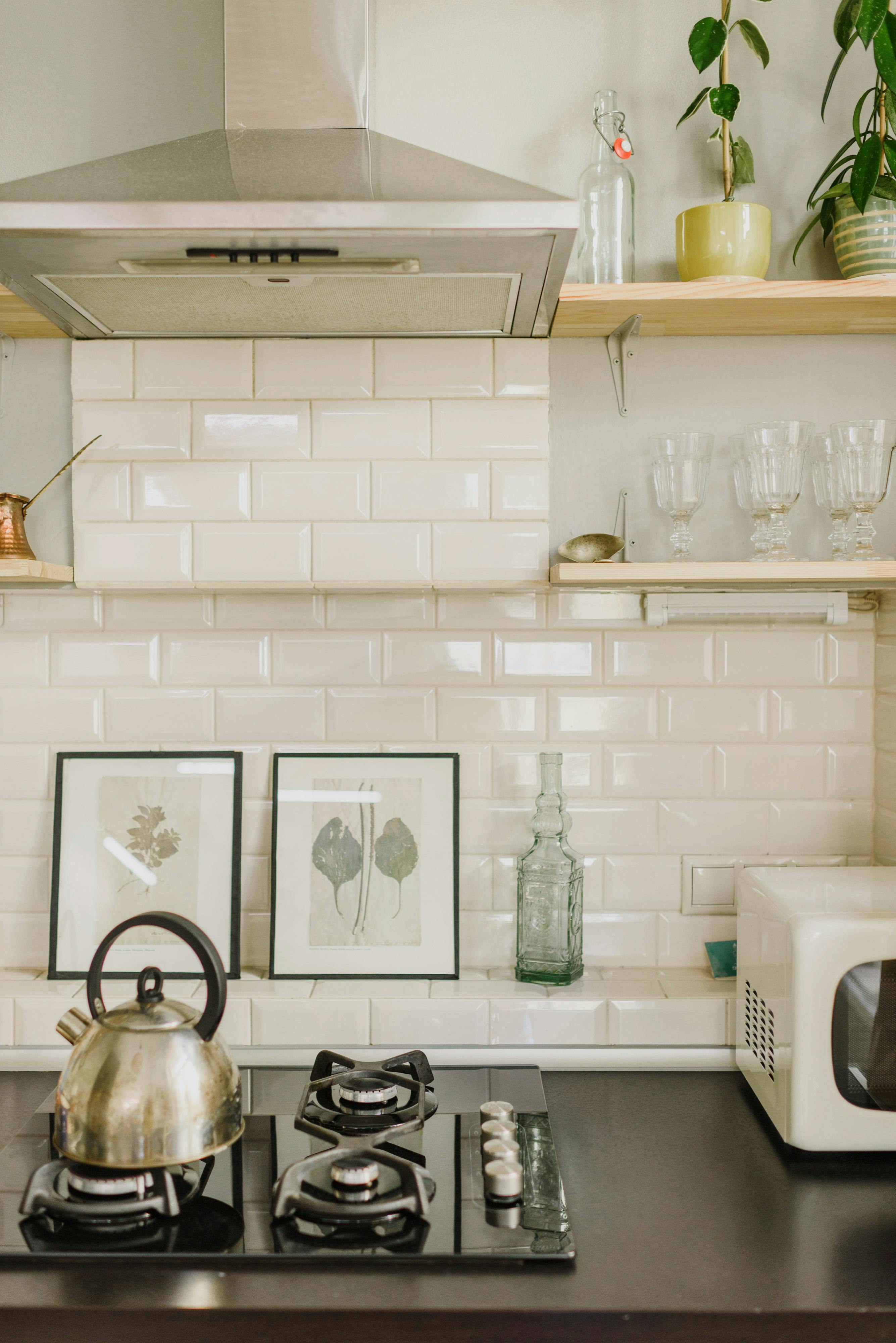 Une bouilloire sur un réchaud | Source : Pexels