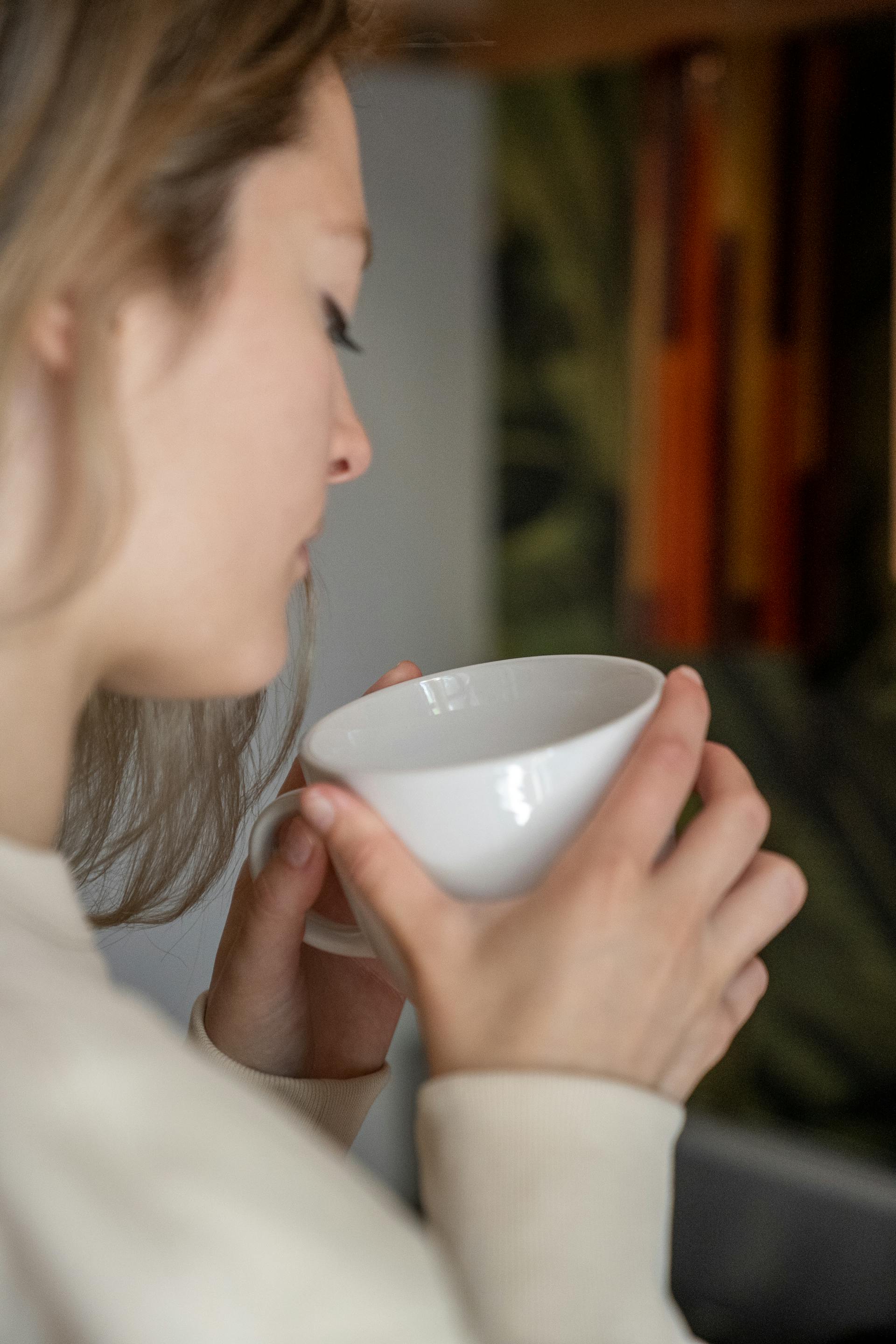 Une femme tenant une tasse blanche | Source : Pexels