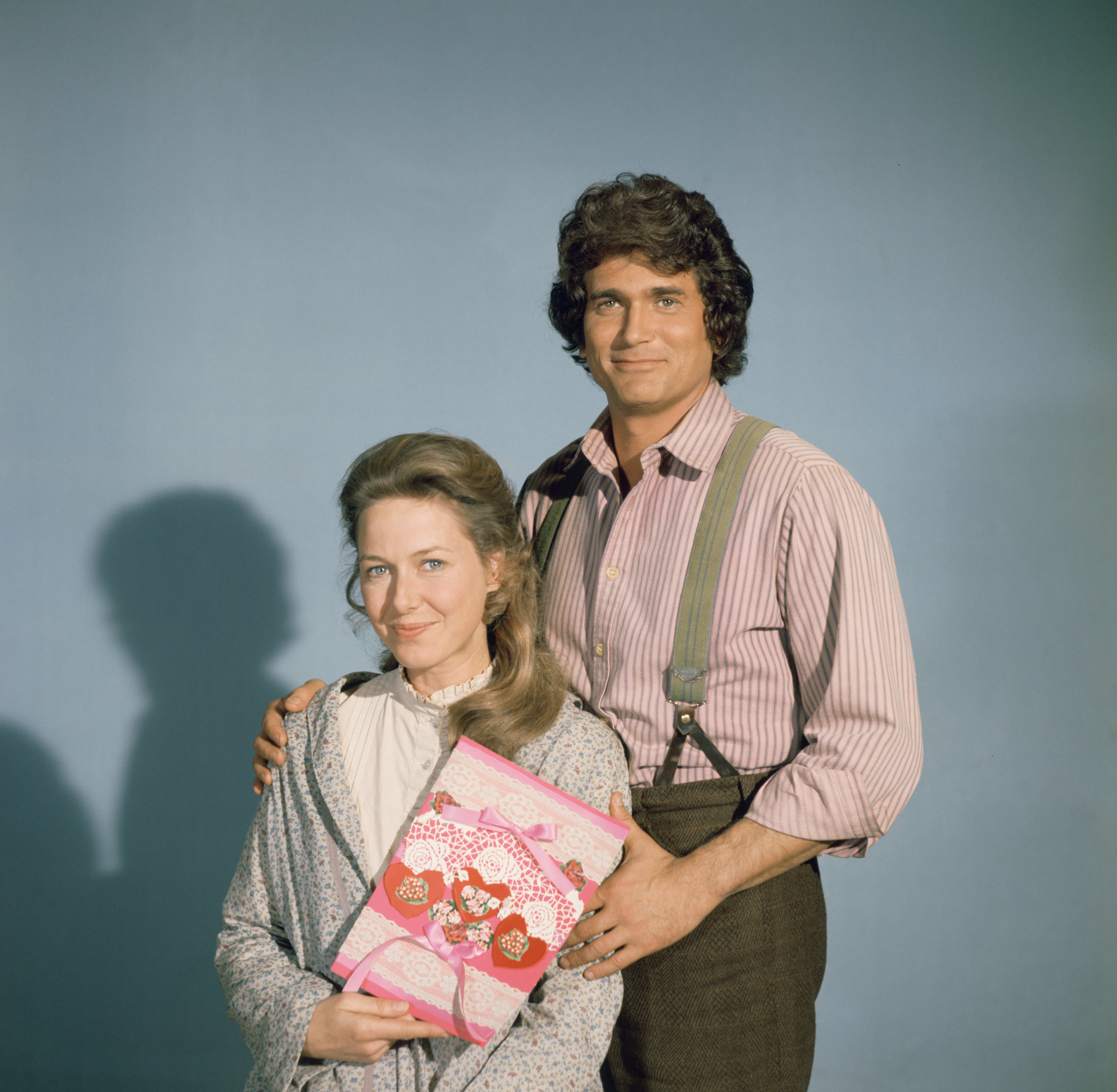 La célèbre actrice Caroline Quiner Holbrook Ingalls et Michael Landon dans le rôle de Charles Philip Ingalls dans « La Petite Maison dans la prairie », vers 1974. | Source : Getty Images