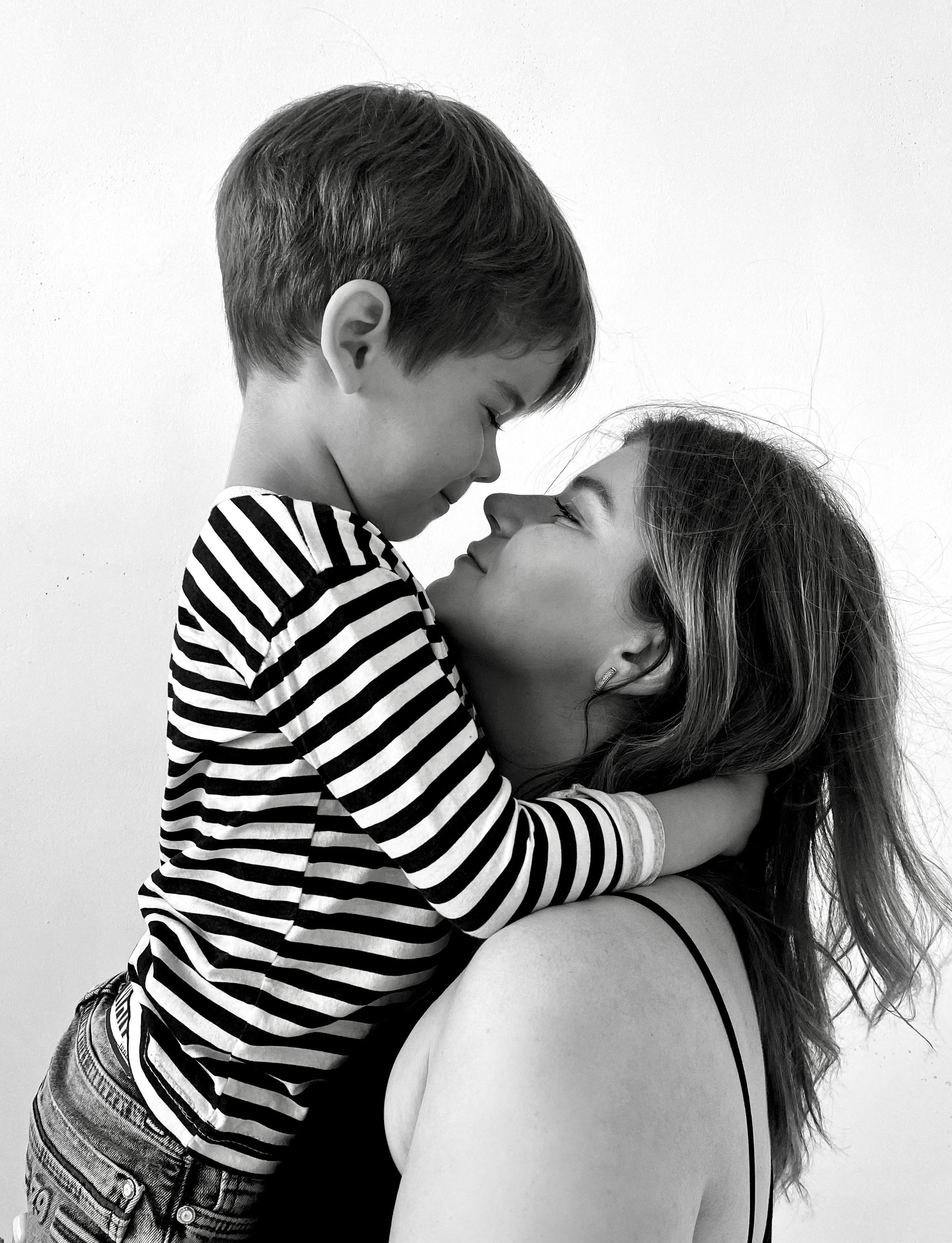Image en niveaux de gris d'une mère et de son fils | Source : Pexels