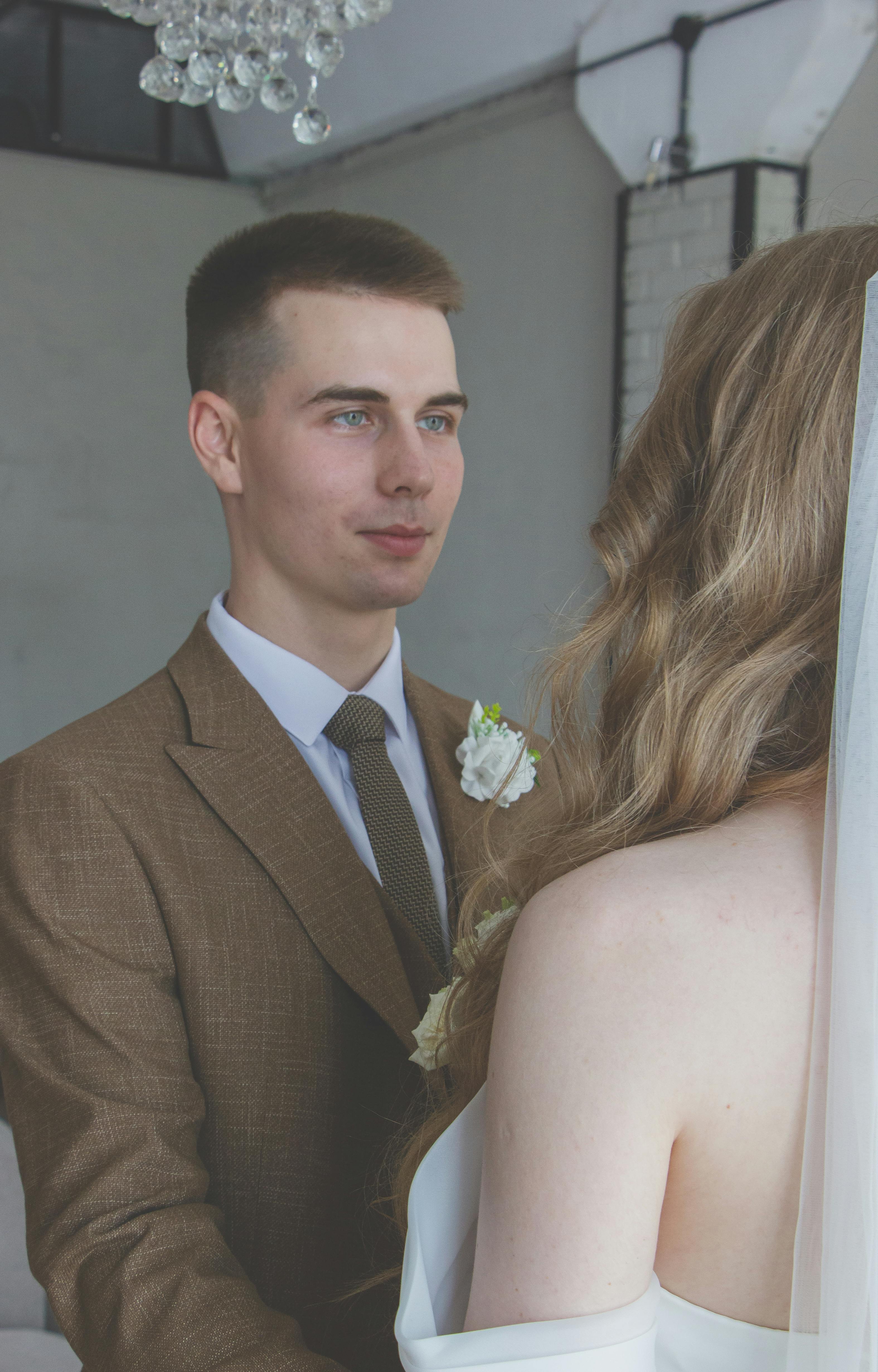 Le marié regarde sa fiancée | Source : Pexels