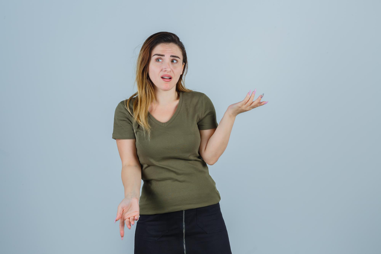 Une femme faisant un geste indifférent | Source : Freepik