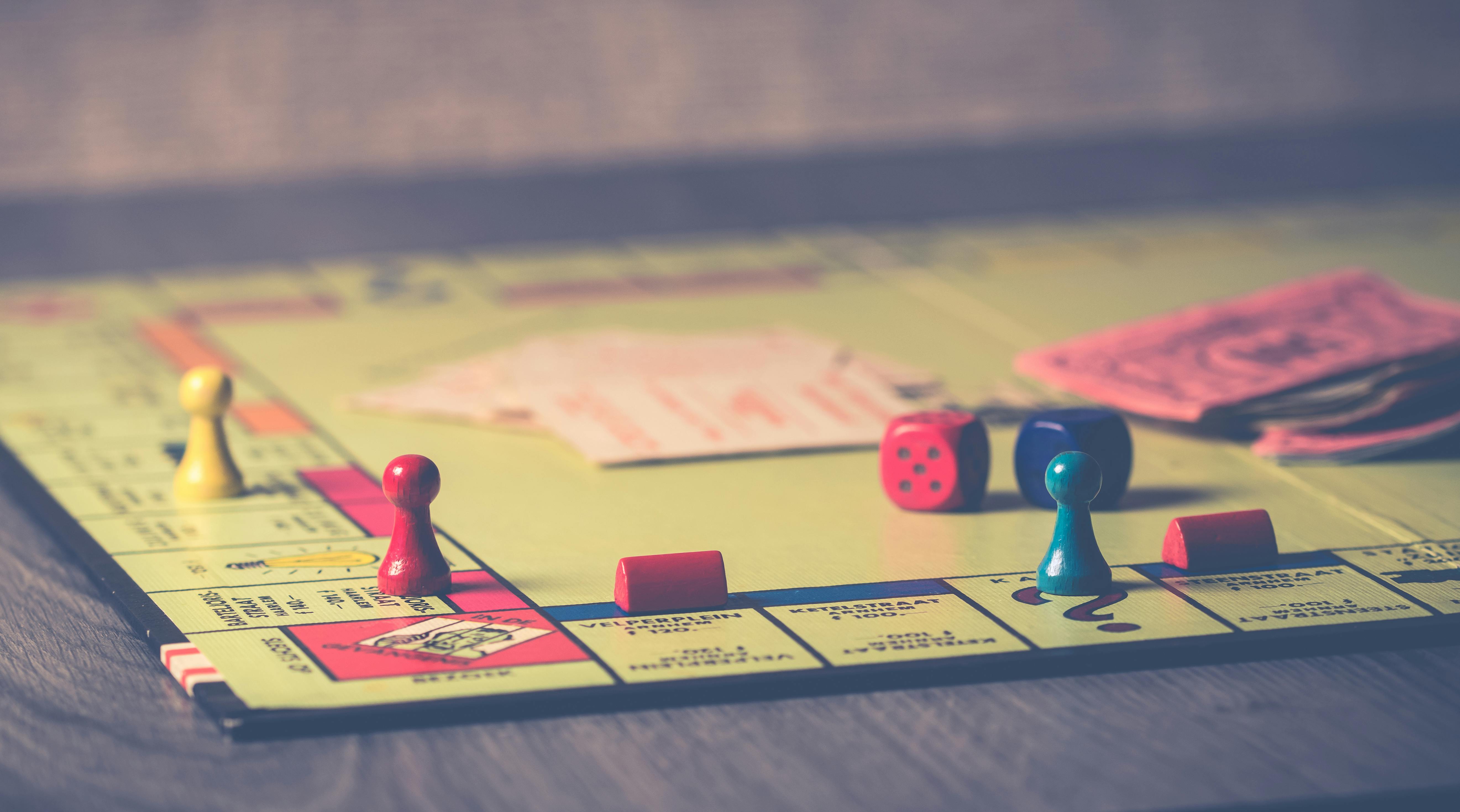 Des jeux de société sur une table | Source : Pexels