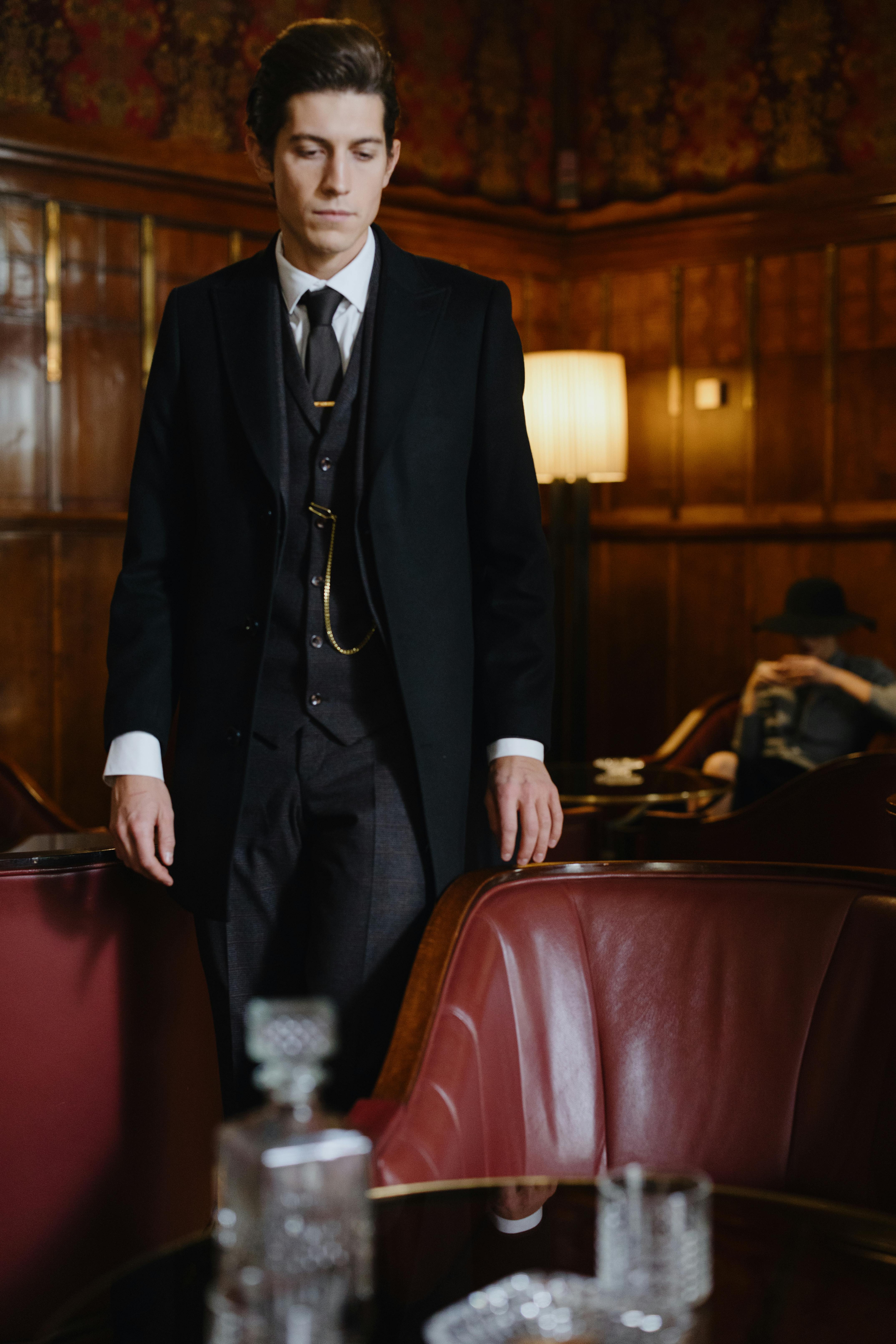 Un homme malheureux quittant un restaurant | Source : Pexels