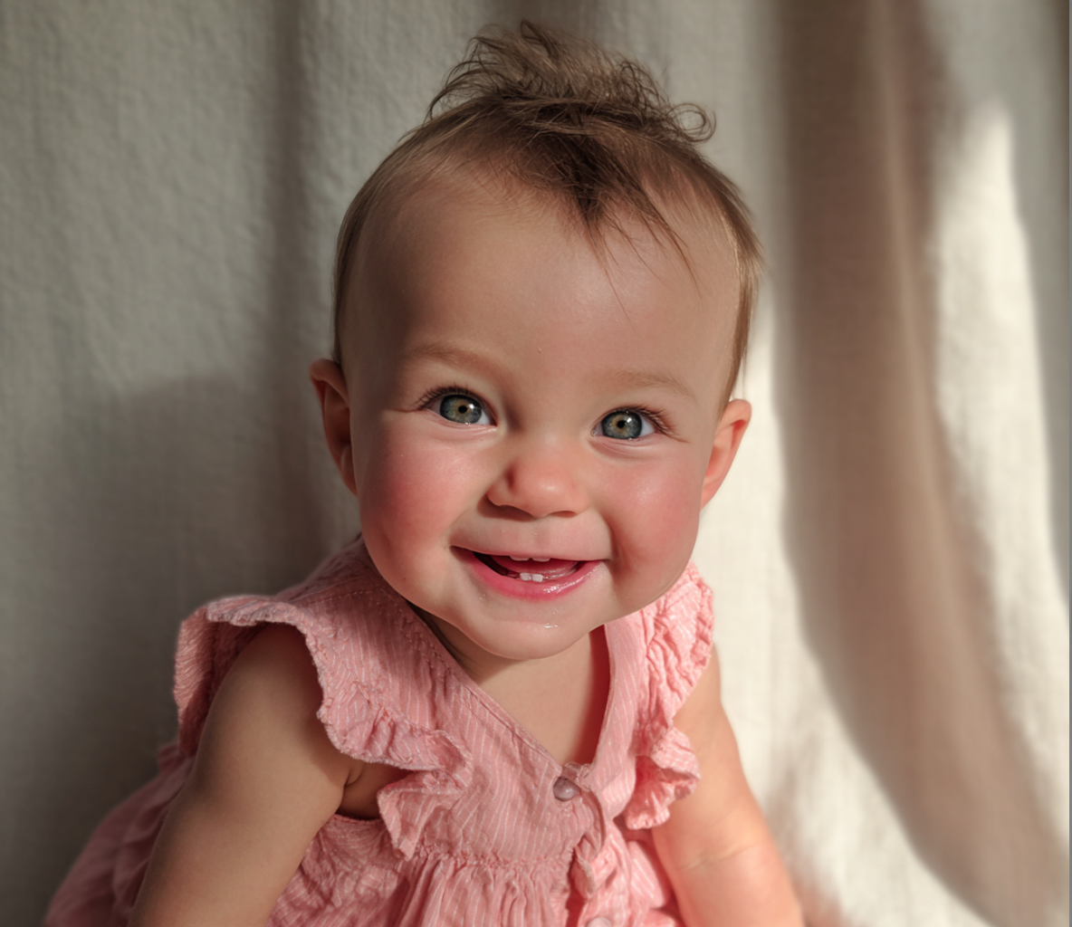 Une petite fille souriante | Source : Midjourney