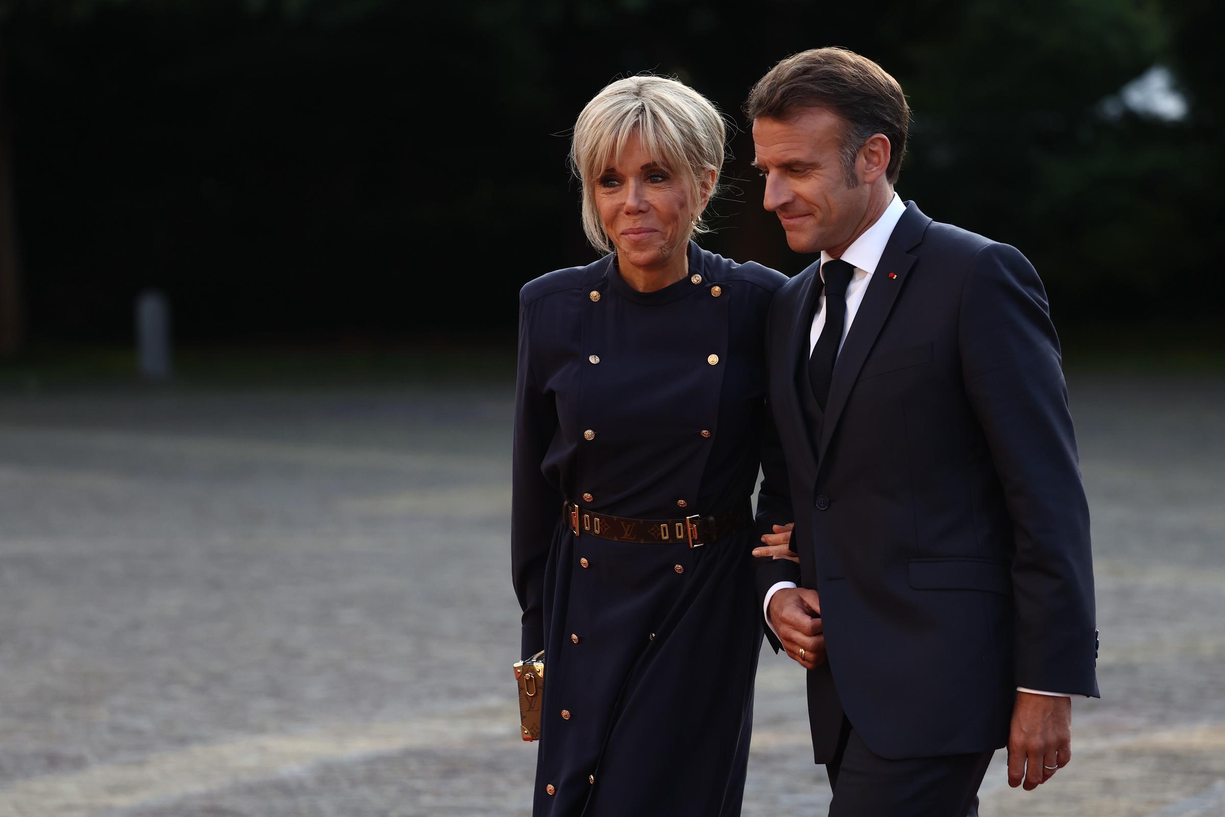 Le président français Emmanuel Macron et son épouse Brigitte Macron arrivent au palais Huis ten Bosch pour un dîner dans le cadre du sommet de l'OTAN 2025, le 24 juin 2025 à La Haye, aux Pays-Bas I Source : Getty Images