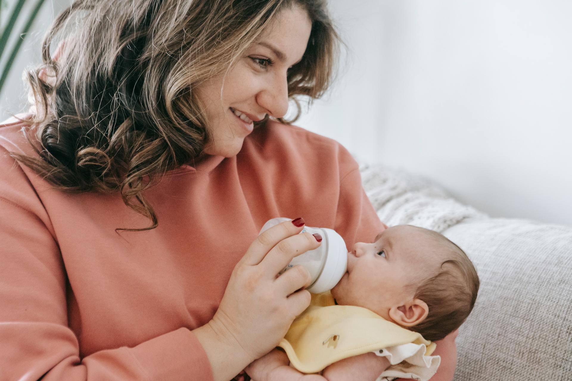 Une mère heureuse nourrit son bébé | Source : Pexels