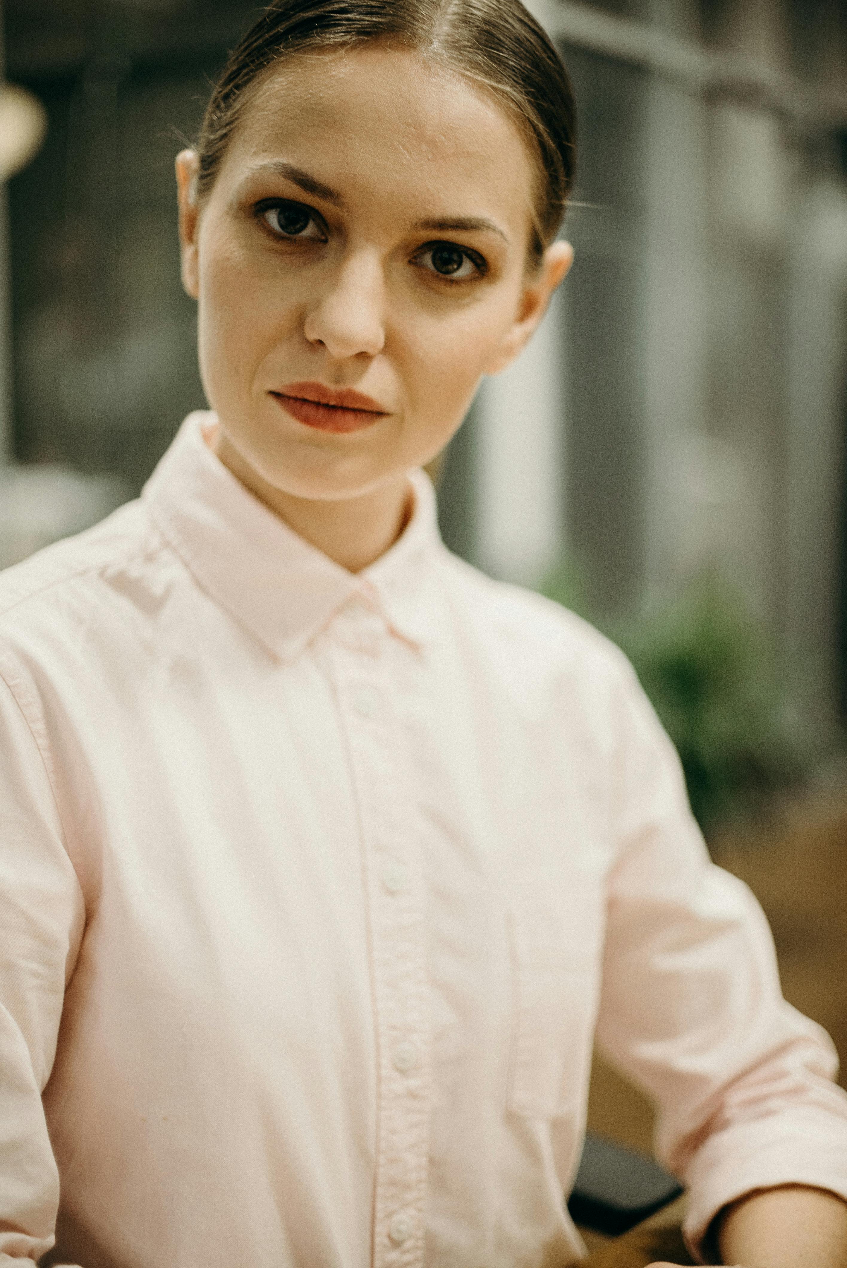 Une serveuse pensive portant une chemise à collier | Source : Pexels