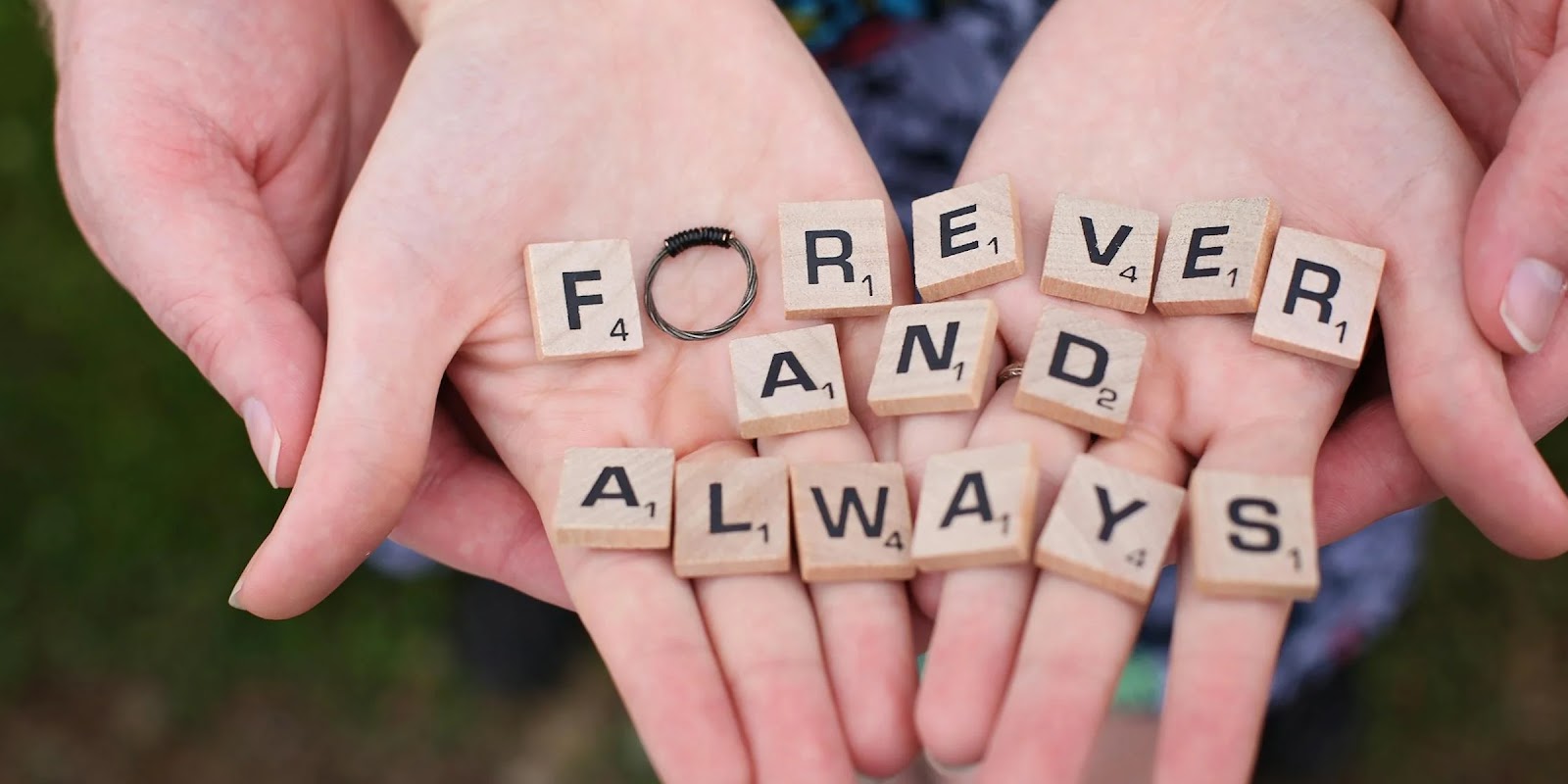Mains avec des lettres. | Source : Midjourney