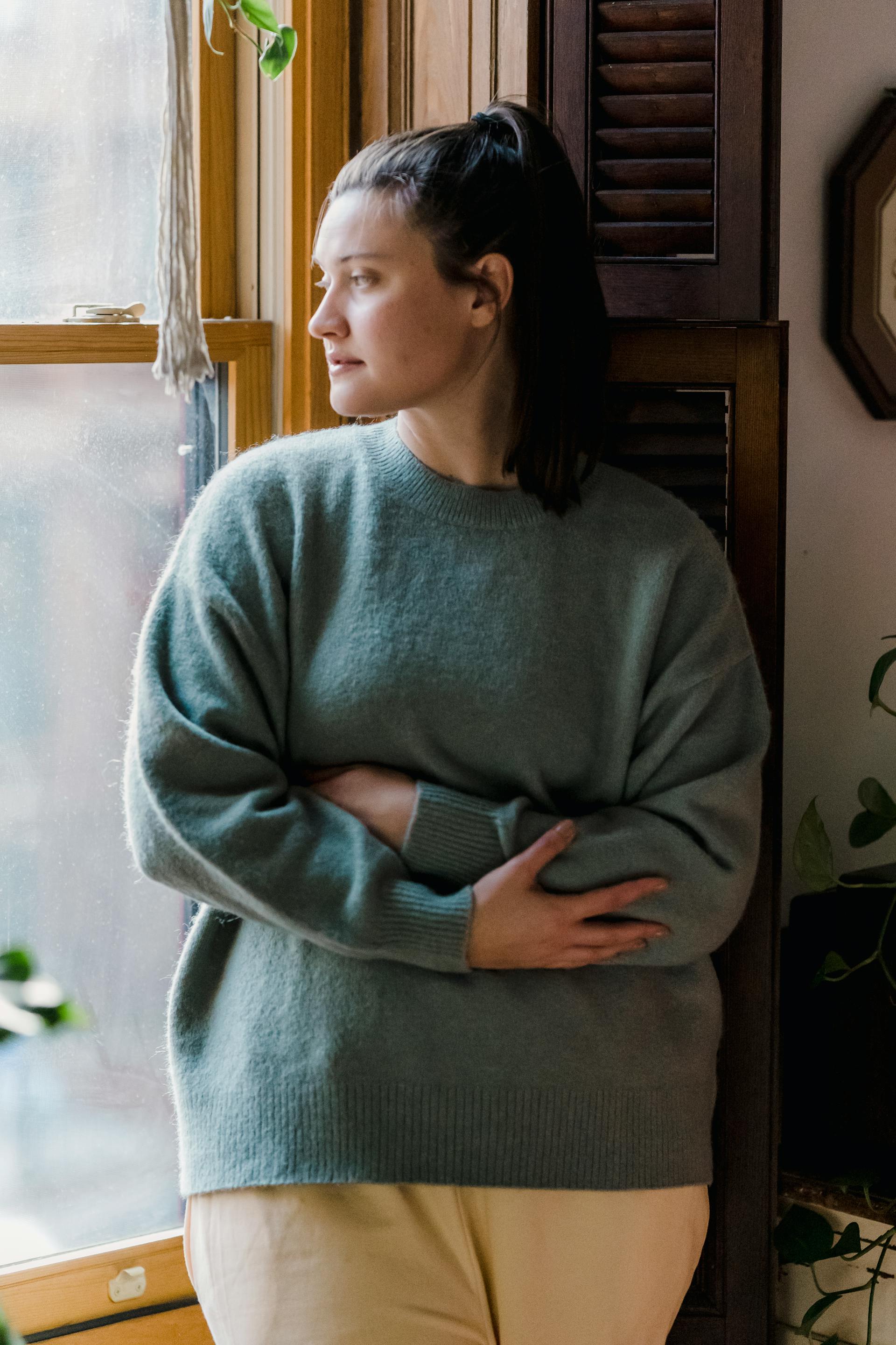 Une femme pensive qui regarde par la fenêtre | Source : Pexels
