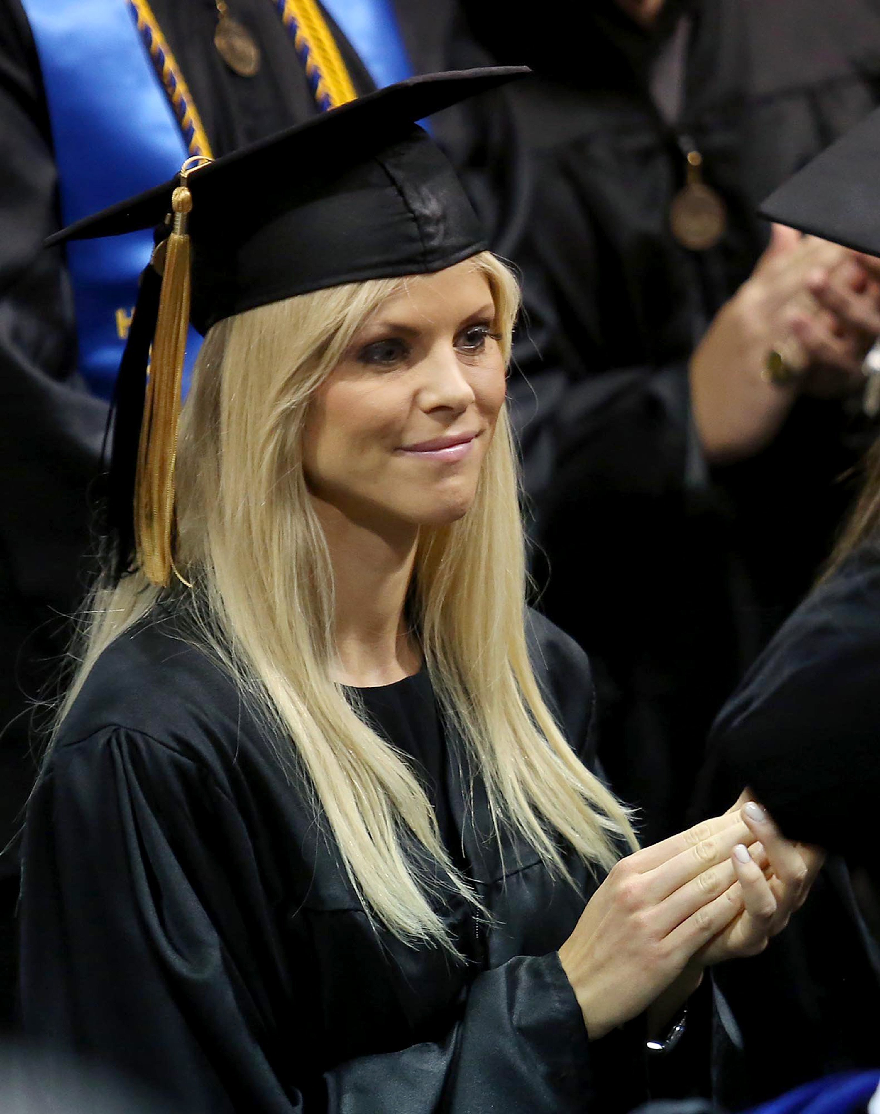 Elin Nordegren applaudit lors de la cérémonie de remise des diplômes au Rollins College à Winter Park, en Floride, le 10 mai 2014 | Source : Getty Images
