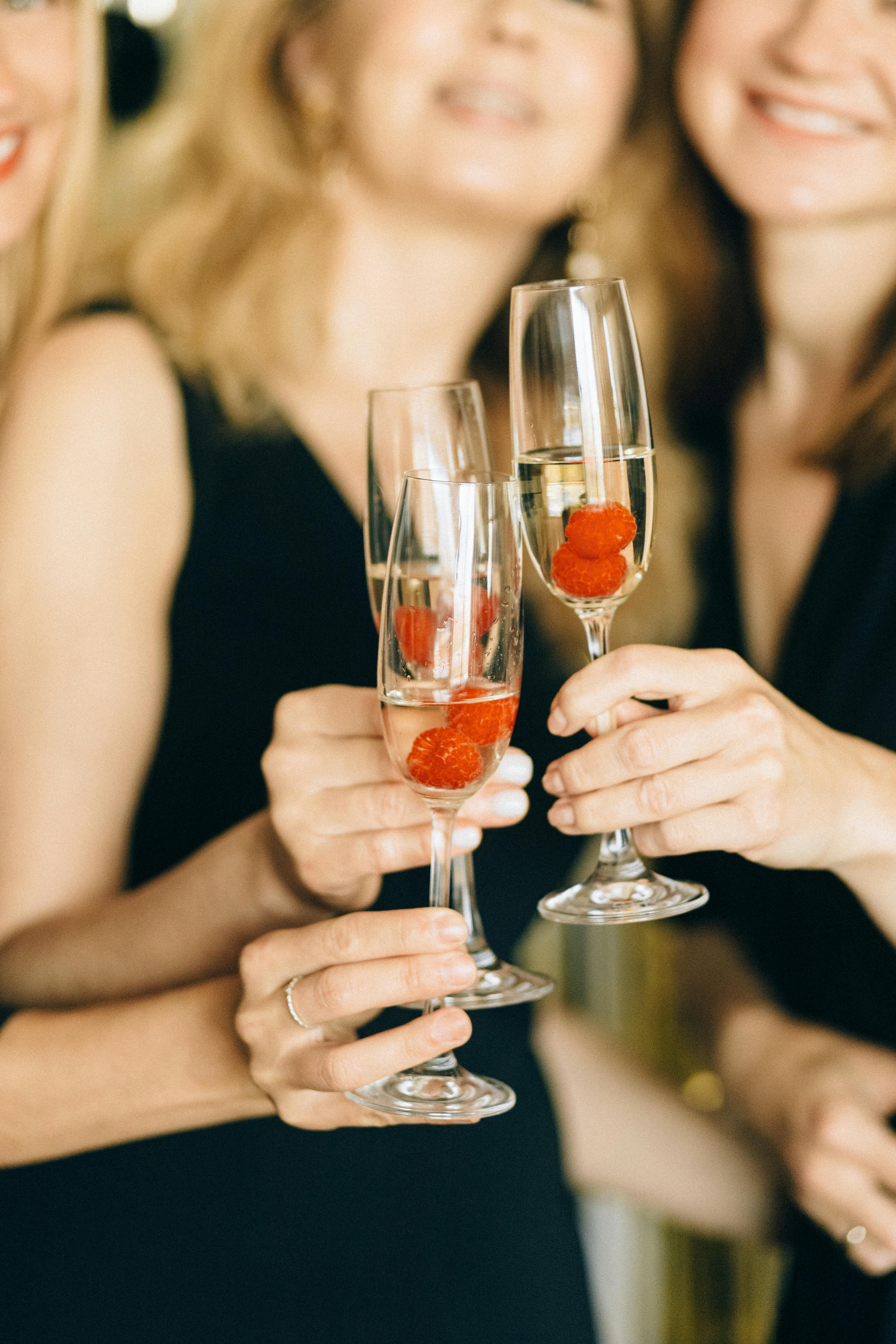 Des gens font tinter leurs verres | Source : Pexels