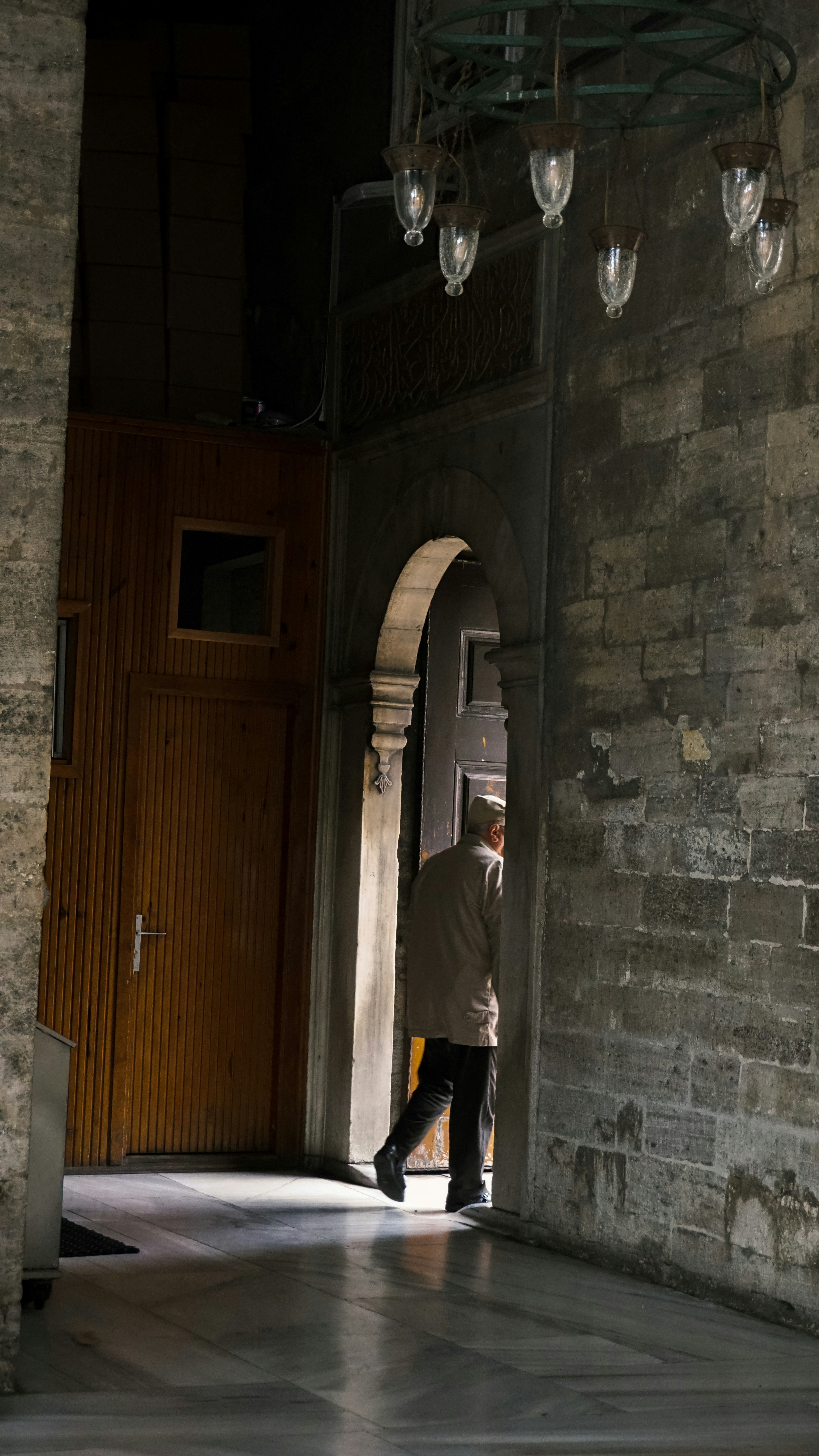 Un homme qui s'éloigne | Source : Unsplash