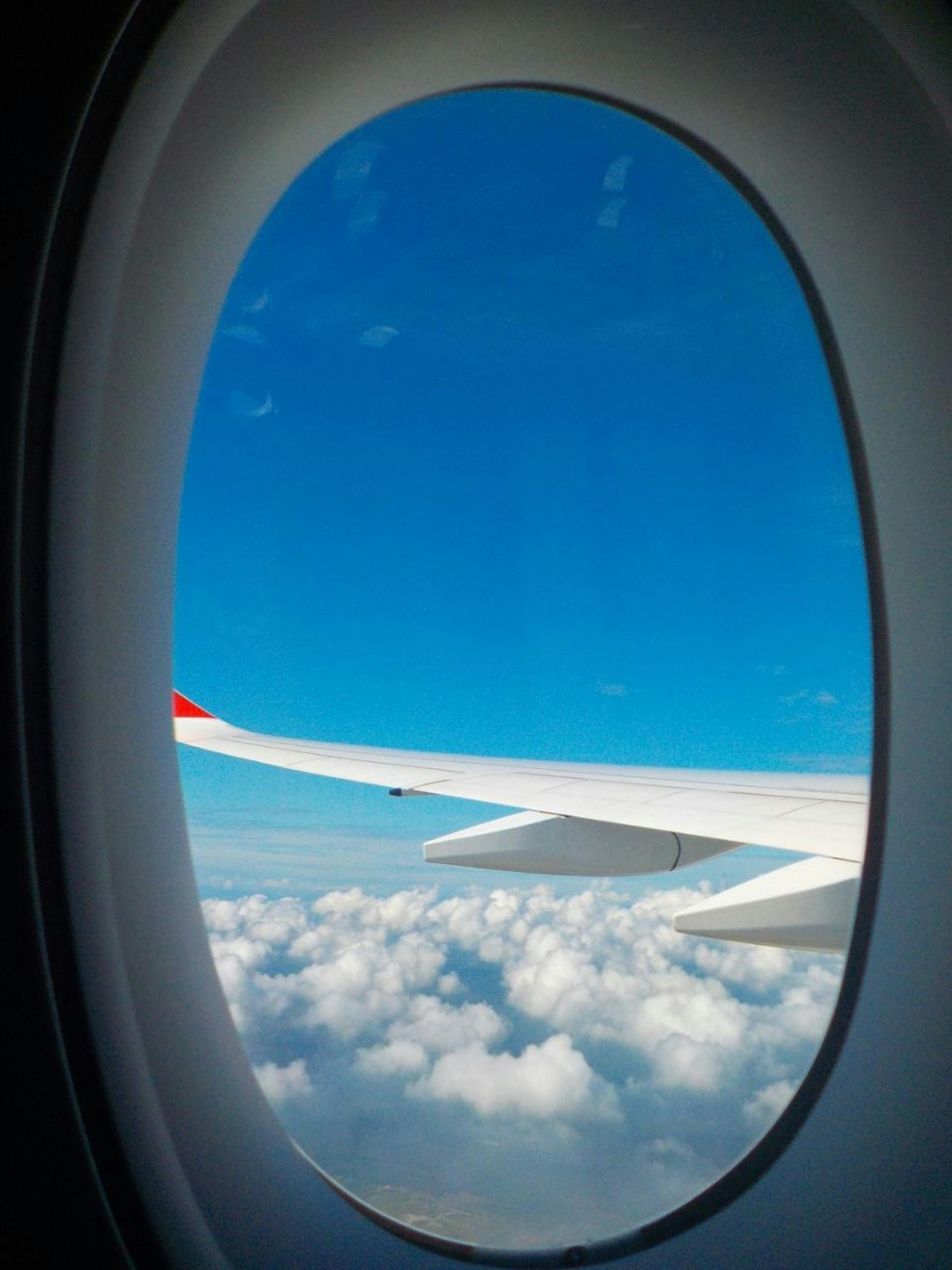 Aile d'avion visible depuis la hublot | Source : Pexels