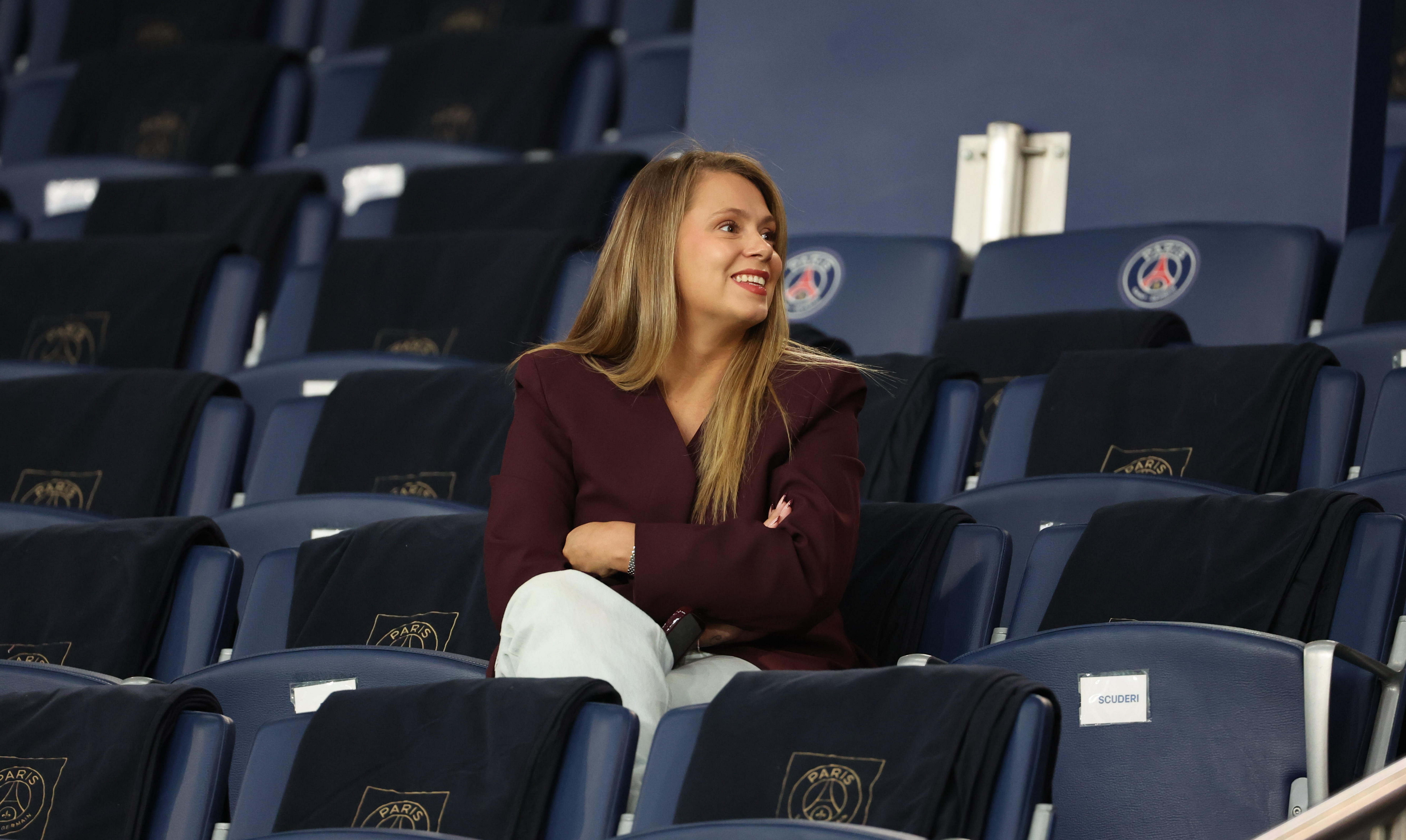 Daniela Capone assiste au match de Ligue 1 entre le Paris Saint-Germain FC et le Stade Brestois 29 au Parc des Princes, le 14 septembre 2024 à Paris, en France I Source : Getty Images