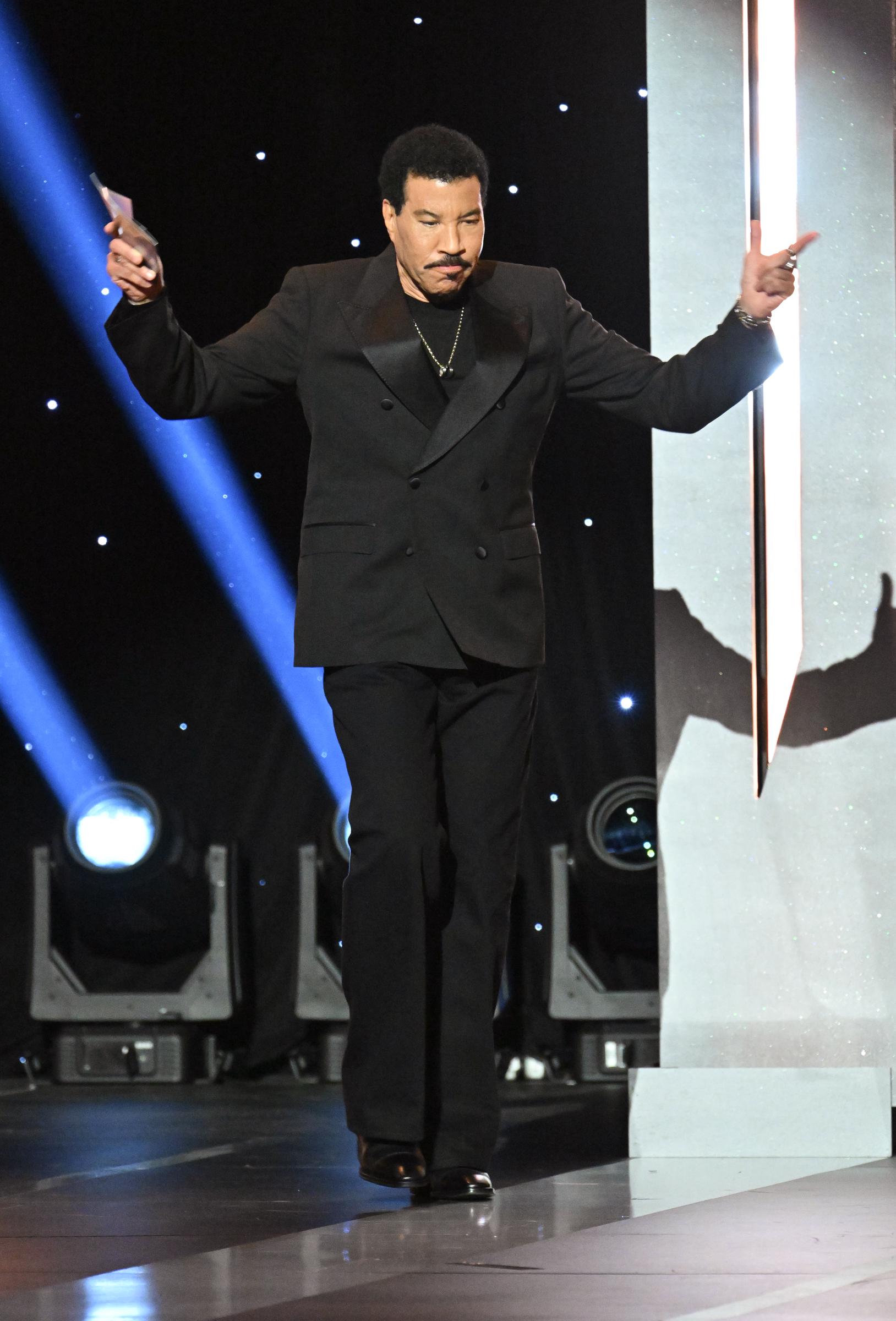 Richie est monté sur scène lors de la 57e cérémonie des NAACP Image Awards à Los Angeles en février 2026. Quelques mois plus tard, les spectateurs d'un concert à Saint-Louis ont salué cet artiste de 77 ans pour sa présence scénique et son énergie. | Source : Getty Images