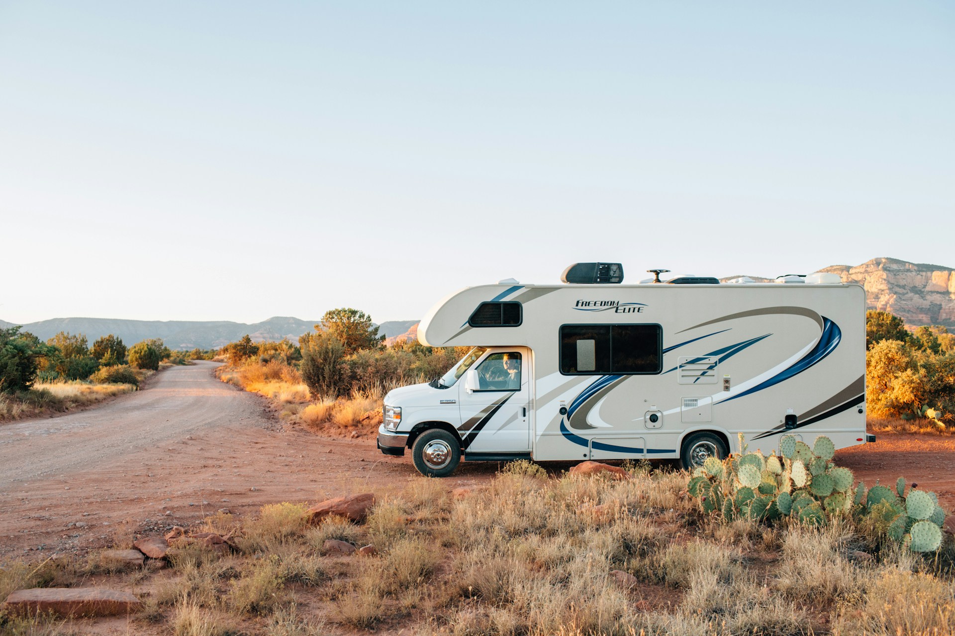Un camping-car sur une route mal entretenue | Source : Unsplash