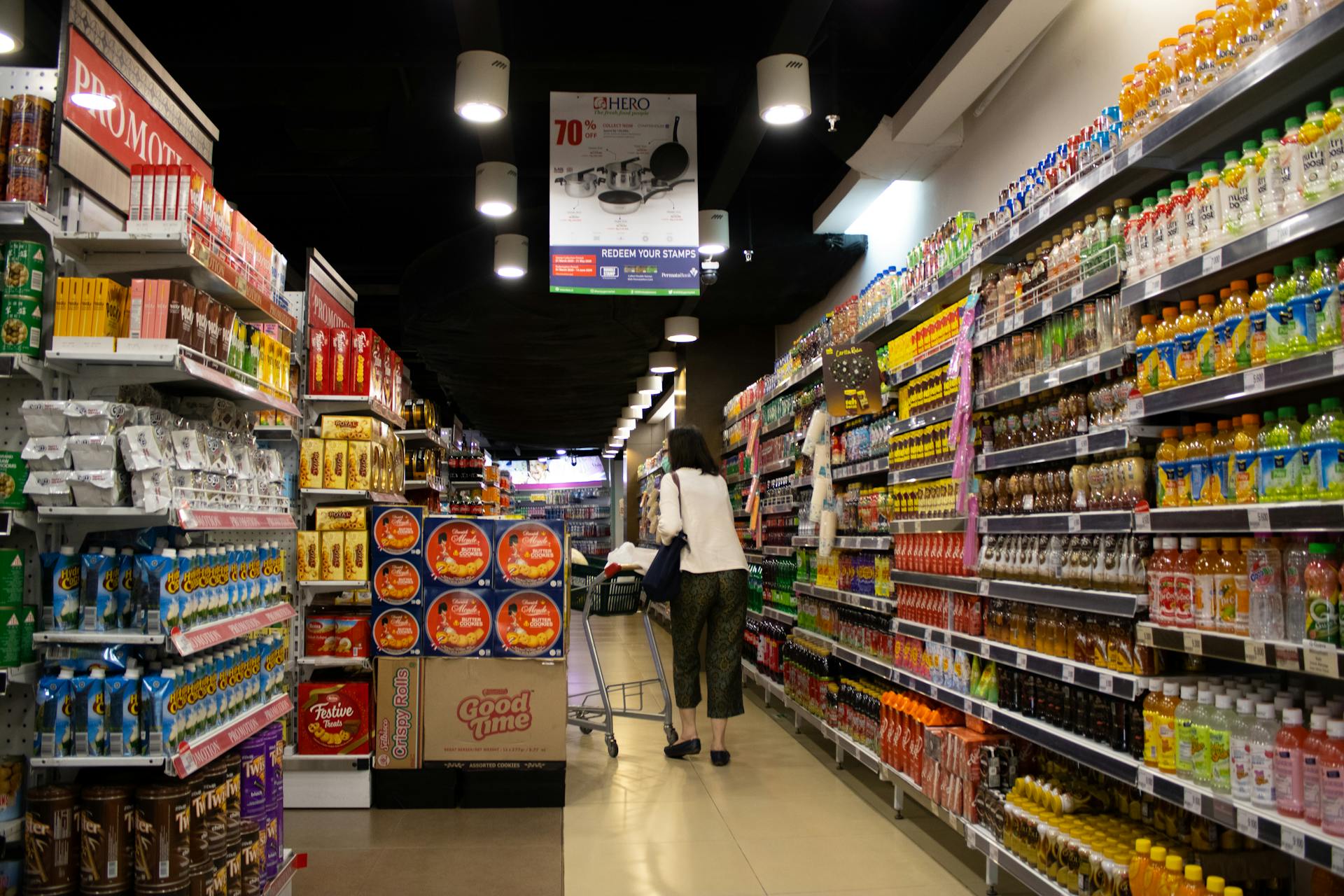 Une femme dans une épicerie | Source : Pexels