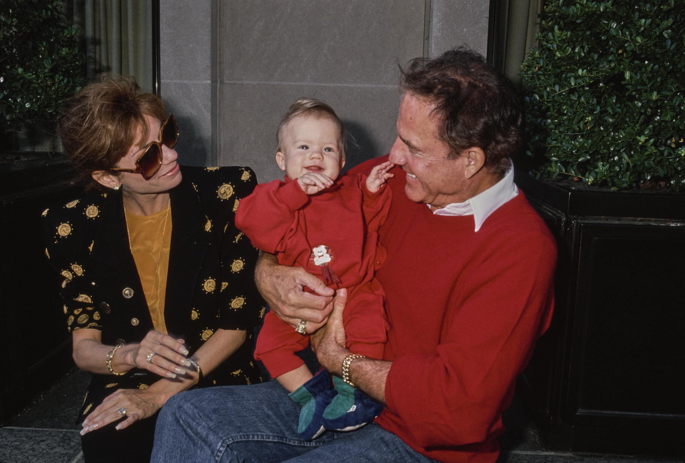 Kathie Lee Gifford et Frank Gifford avec leur fils Cody, vers 1992. | Source : Getty Images