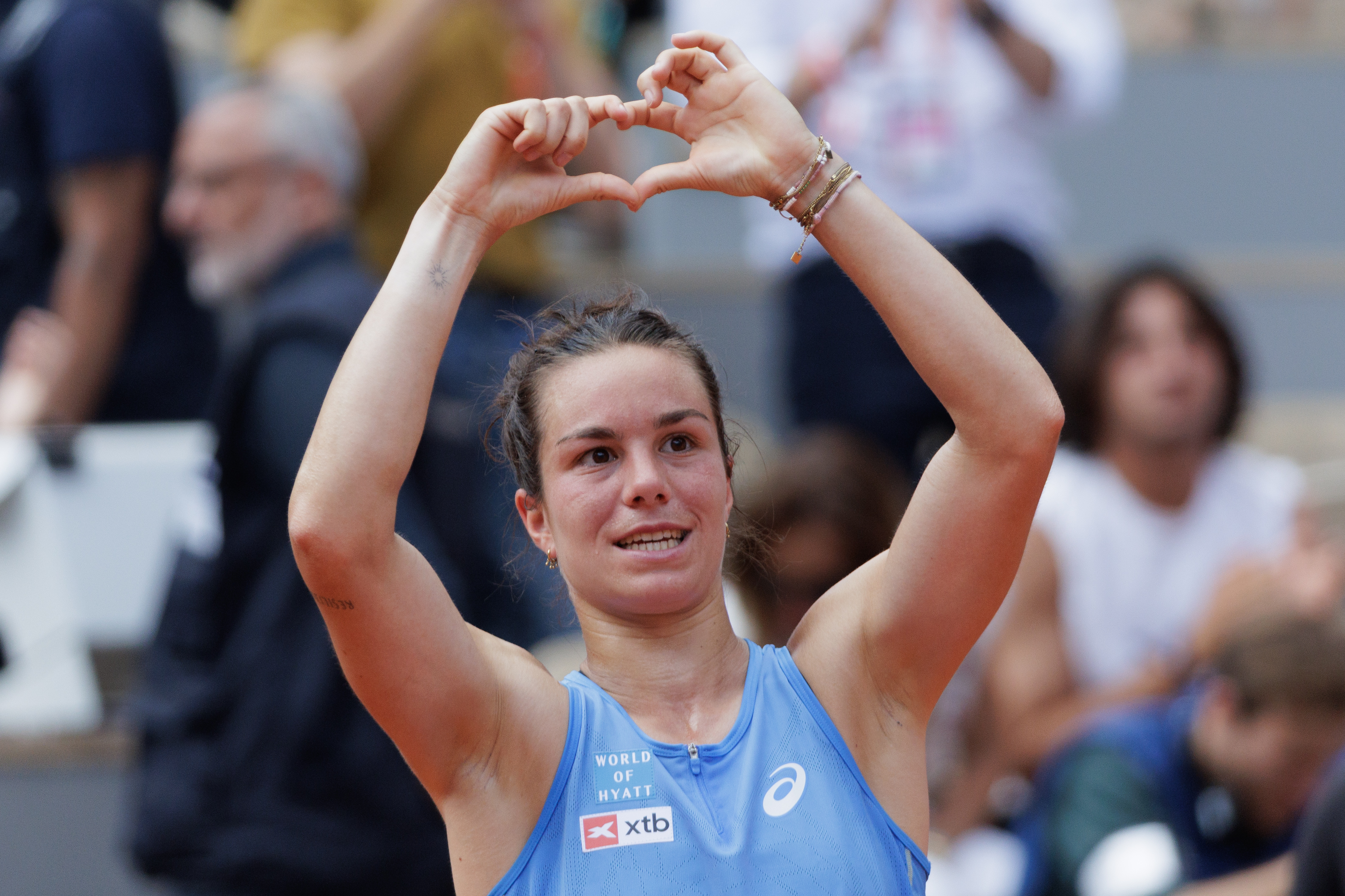 Loïs Boisson de France célèbre sa victoire sur Jessica Pegula des États-Unis dans le match du quatrième tour du simple féminin lors de la neuvième journée des Internationaux de France 2025 à Roland Garros le 02 juin 2025 à Paris, France I Source : Getty Images