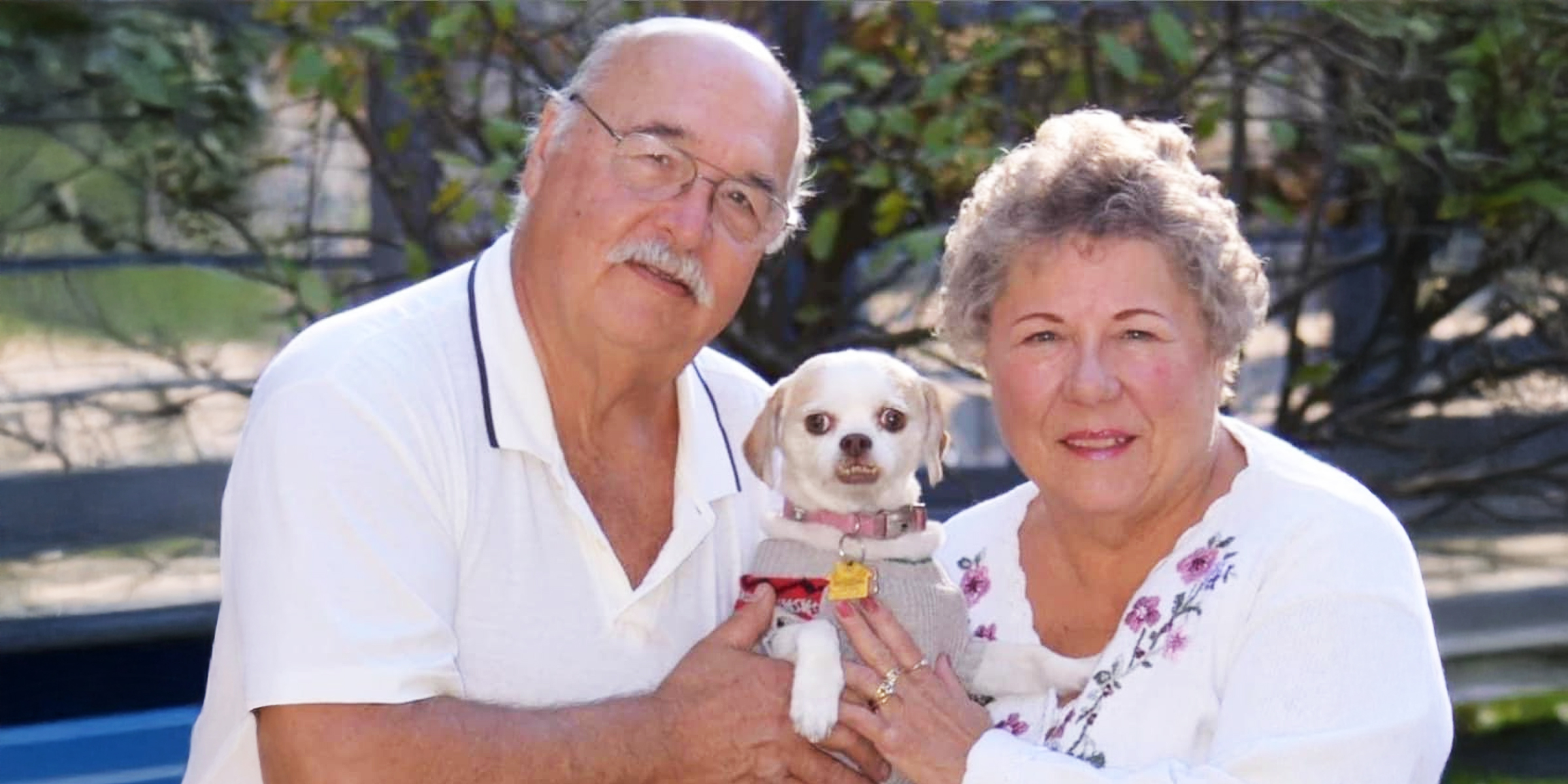 Dan et Stephanie Mernard et leur chien | Source : Facebook/True Crime Society