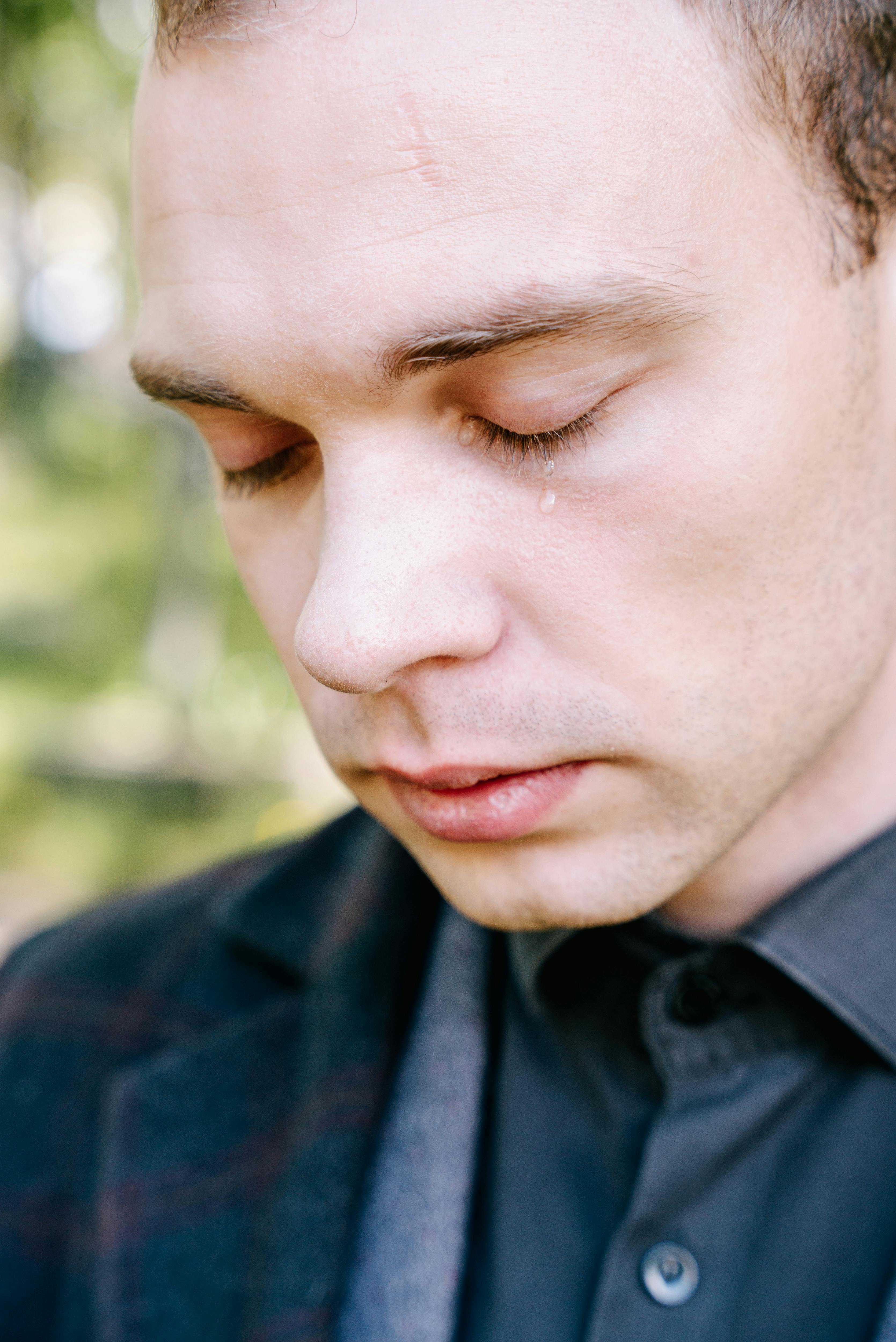 Un homme en pleurs qui regarde vers le bas | Source : Pexels