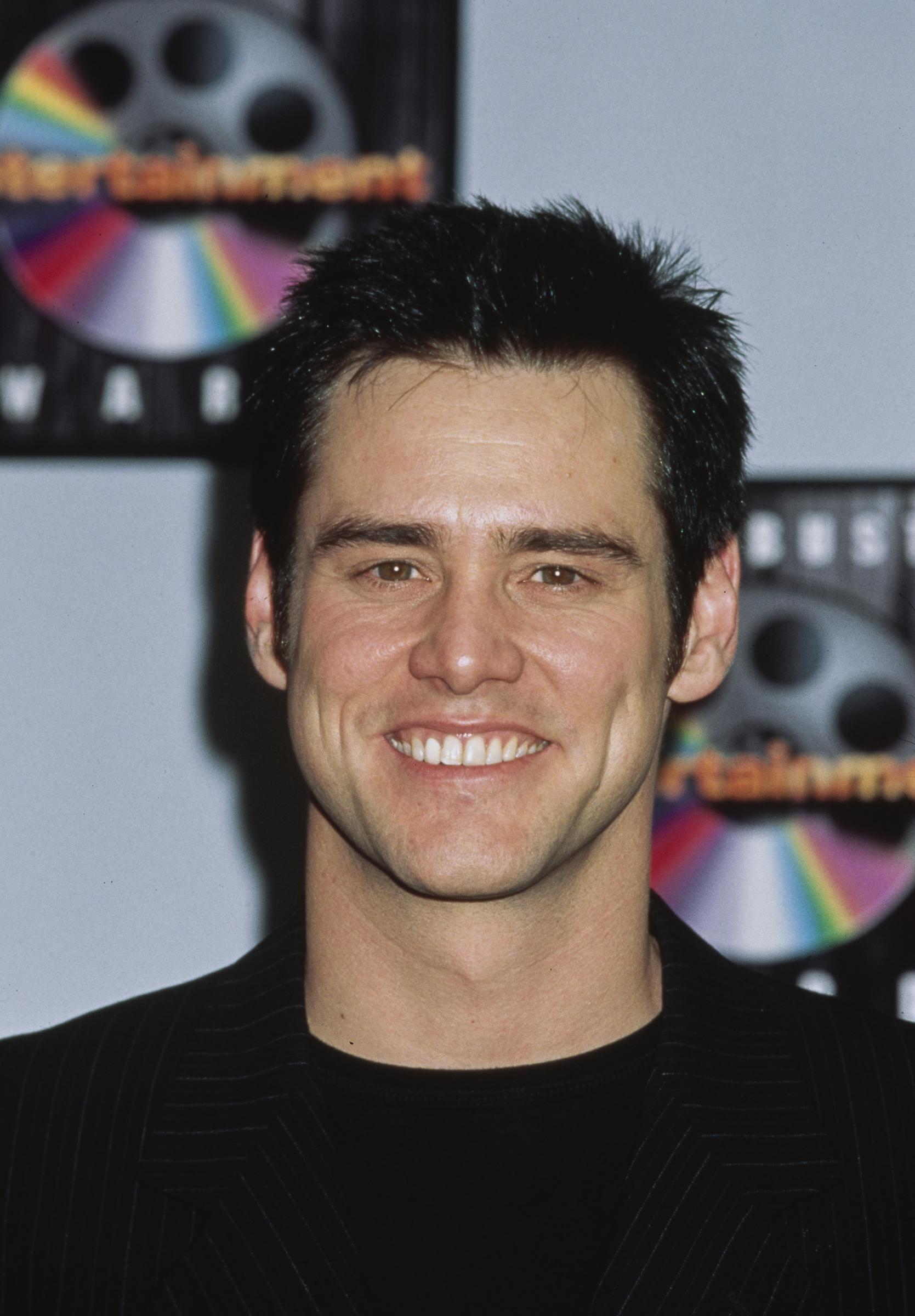 Jim Carrey assiste à la deuxième cérémonie annuelle des Blockbuster Entertainment Awards au Pantages Theatre à Hollywood, en Californie, le 6 mars 1996 | Source : Getty Images