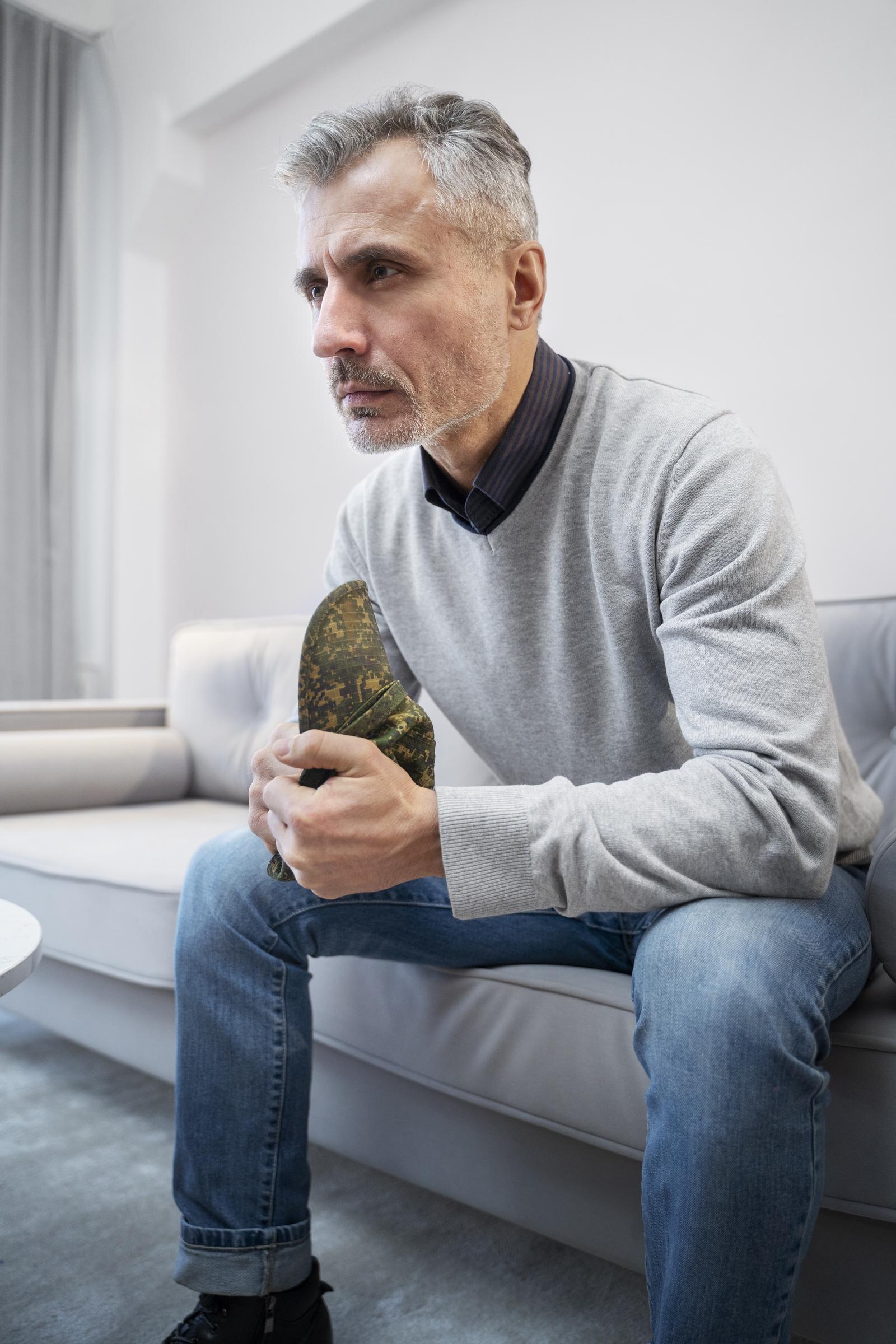 Un homme en détresse assis | Source : Freepik