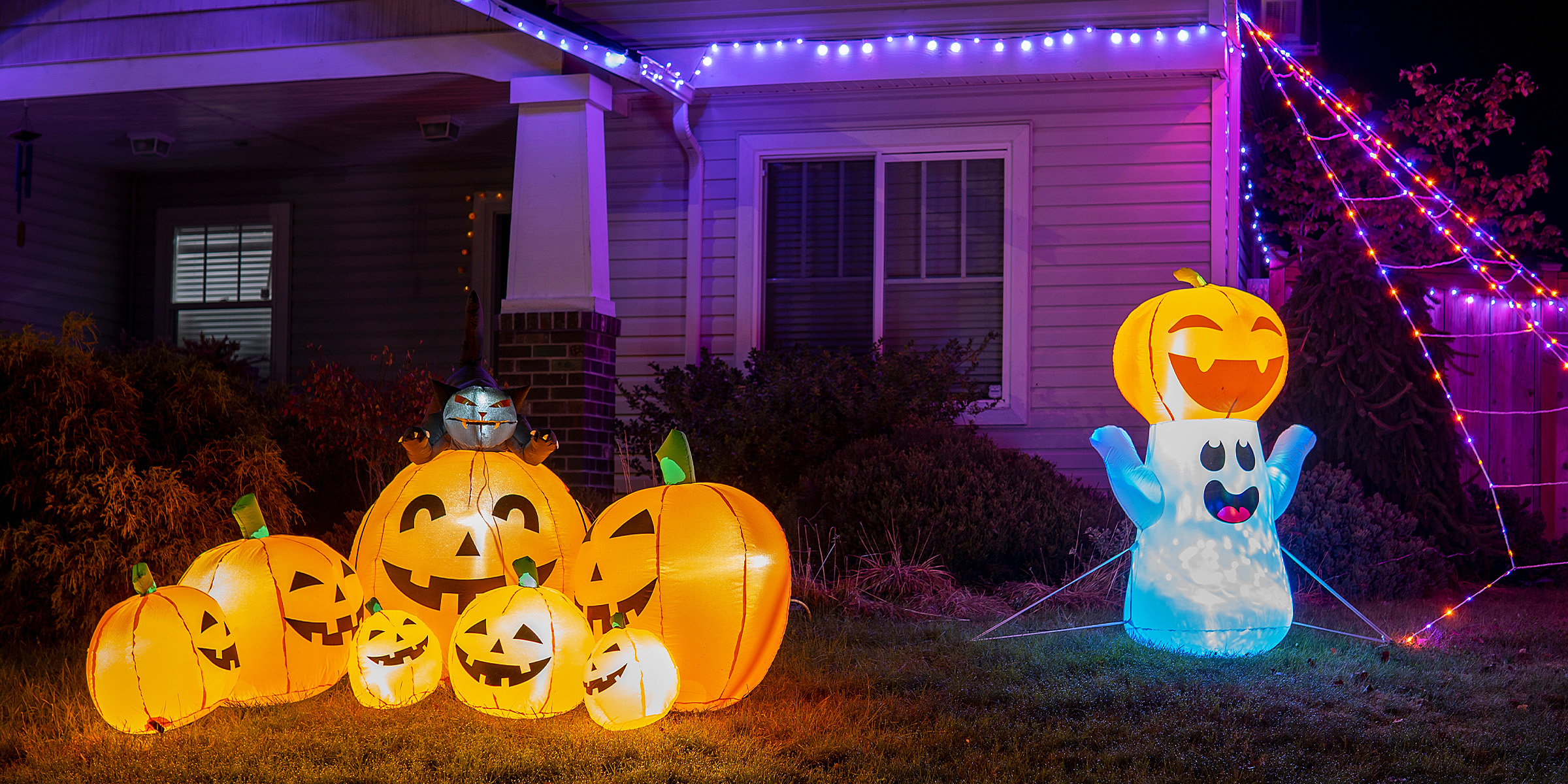 Décorations d'Halloween à l'extérieur d'une maison | Source : Shutterstock