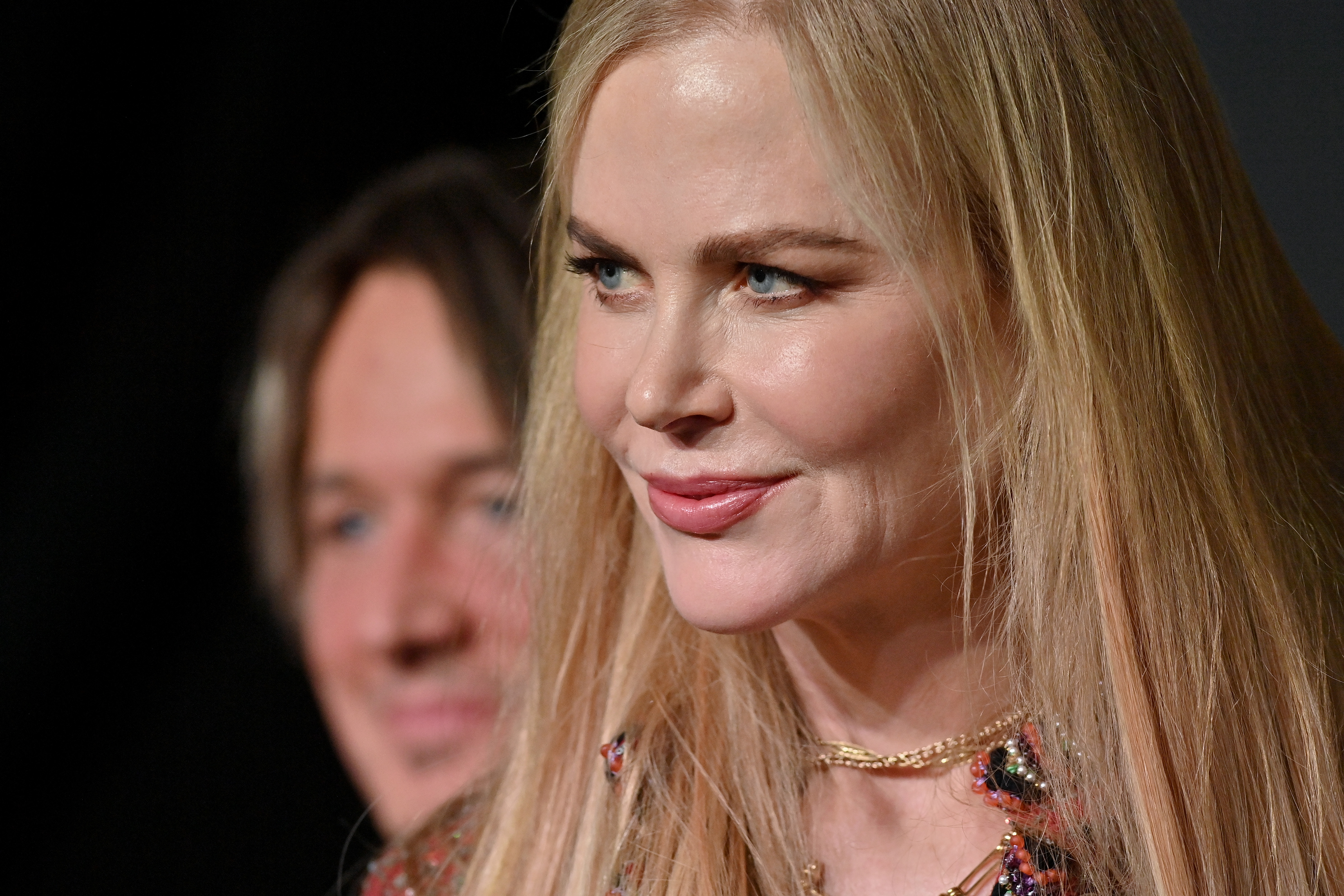 Nicole Kidman sourit tandis que Keith Urban se tient à ses côtés lors de la 58e cérémonie des Academy of Country Music Awards au Texas, le 11 mai 2023 | Source : Getty Images