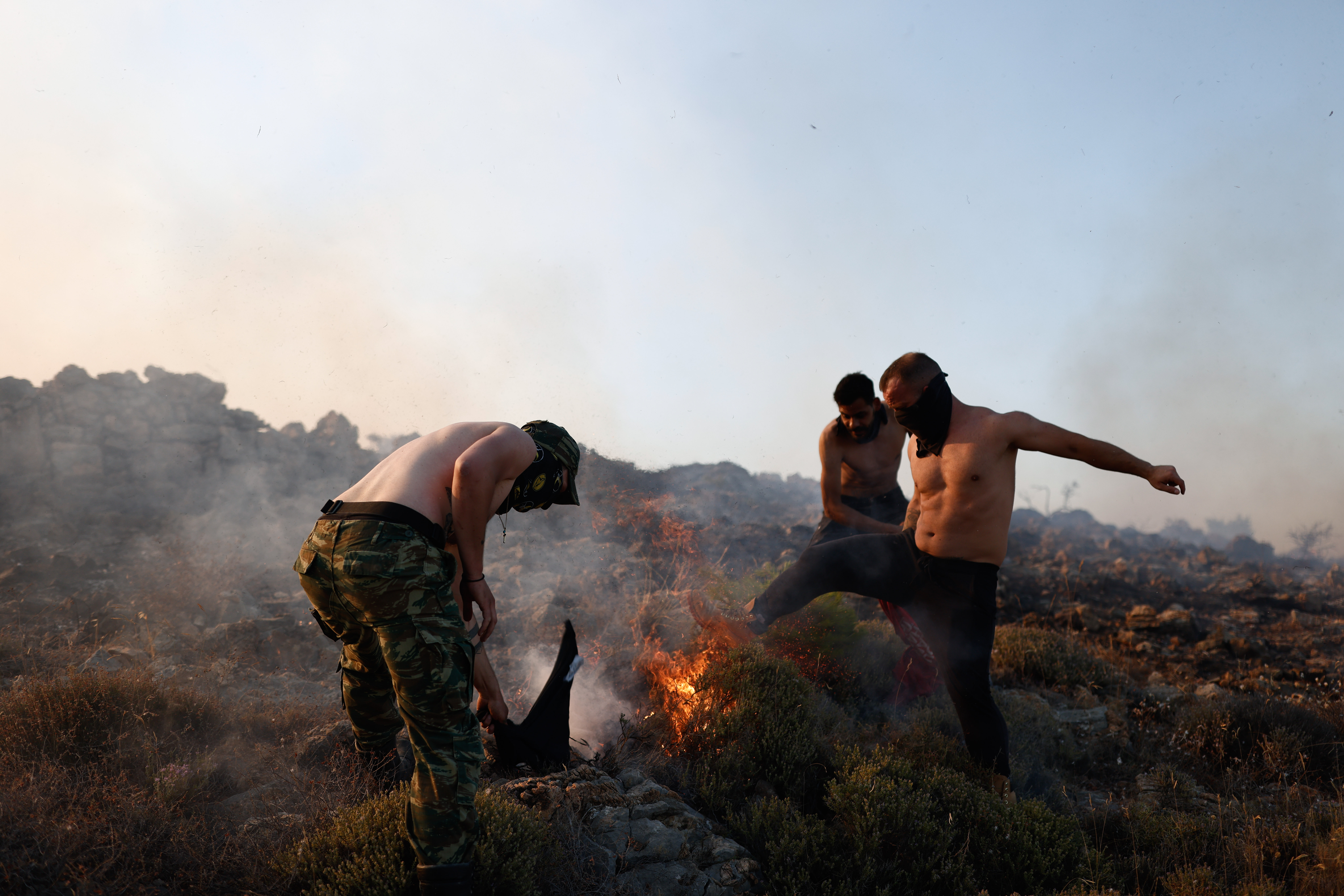 De la fumée s'élève alors que les pompiers interviennent sur l'incendie qui s'est déclaré à Chios, en Grèce, le 22 juin 2025 I Source : Getty Images