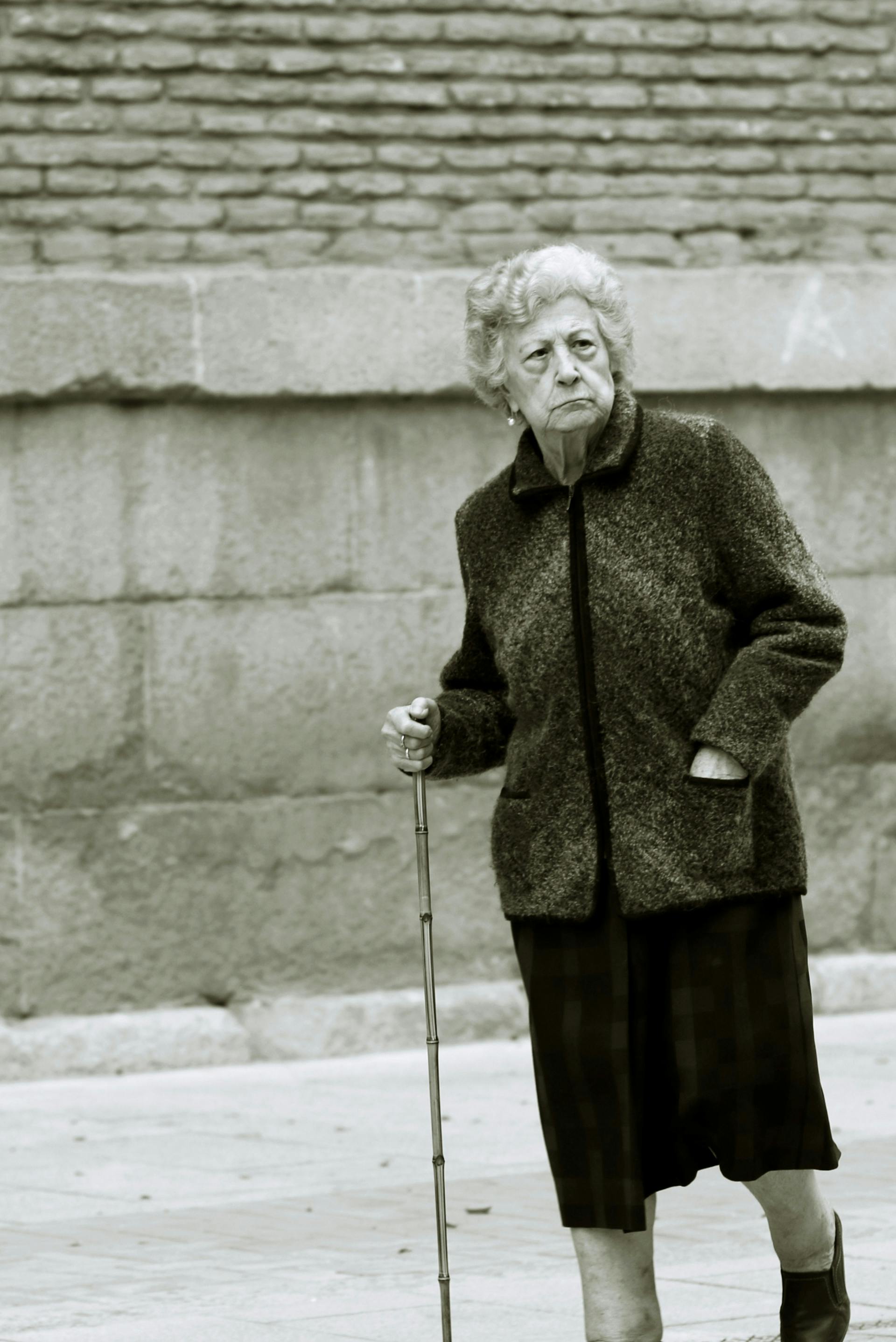 Une dame âgée marchant avec une canne | Source : Pexels