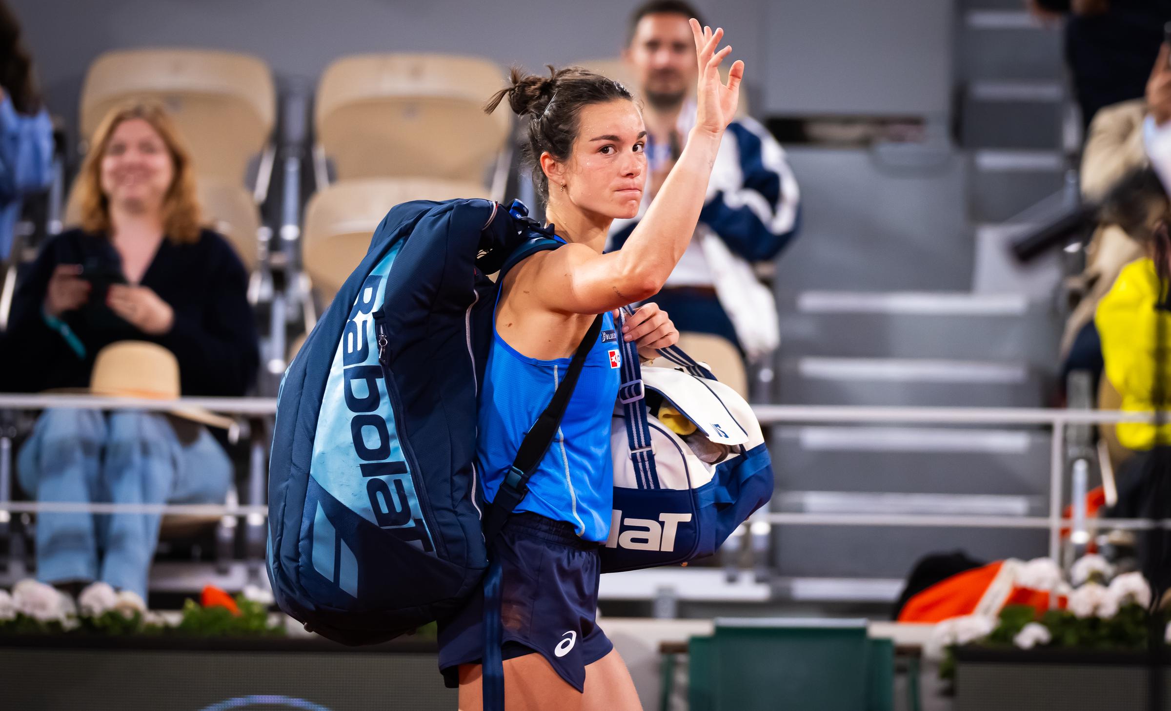 La Française Loïs Boisson quitte le court après avoir perdu contre l'Américaine Coco Gauff en demi-finale lors de la 12e journée de Roland-Garros, le 5 juin 2025 à Paris, en France I Source : Getty Images