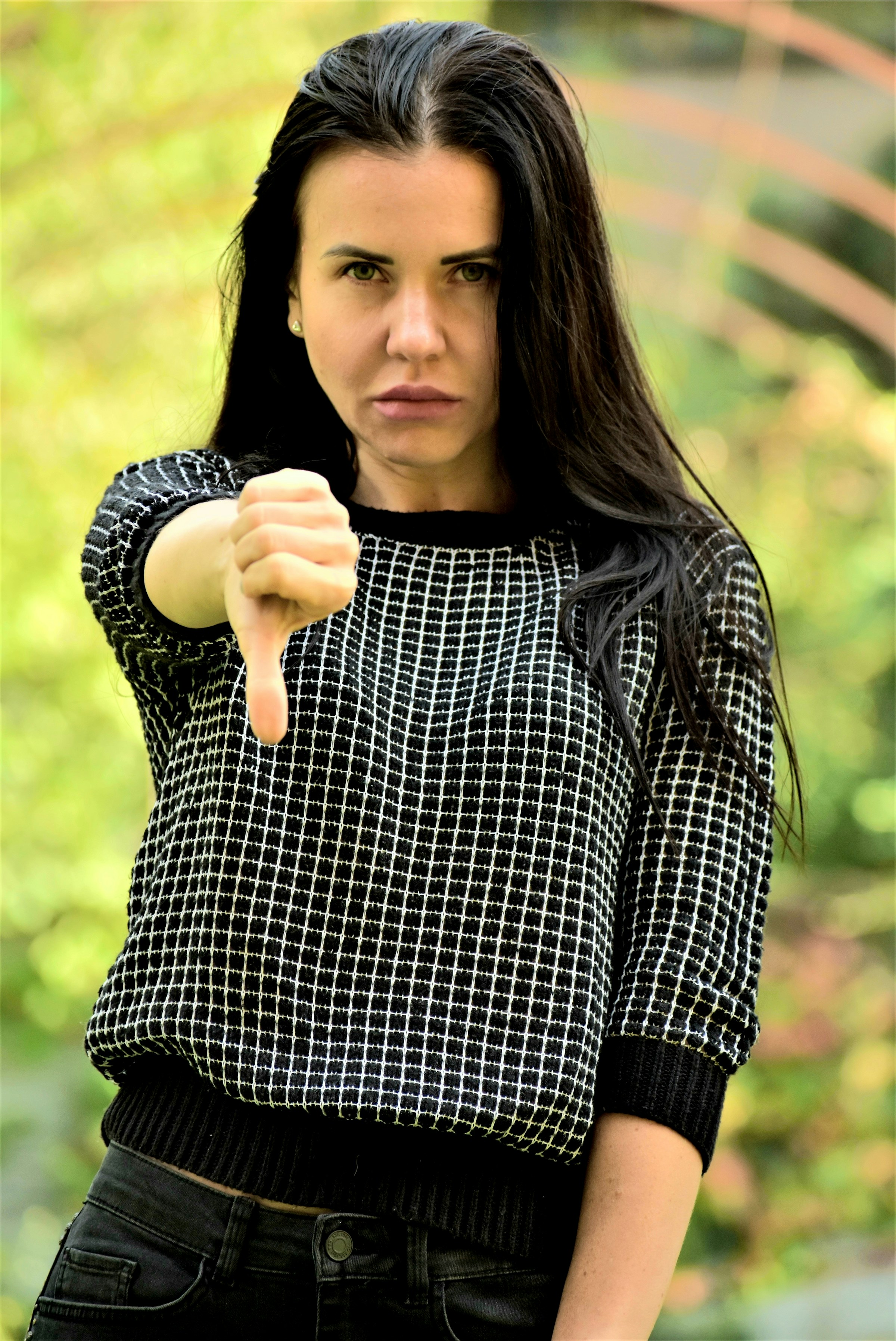 Une femme faisant un geste avec sa main | Source : Unsplash