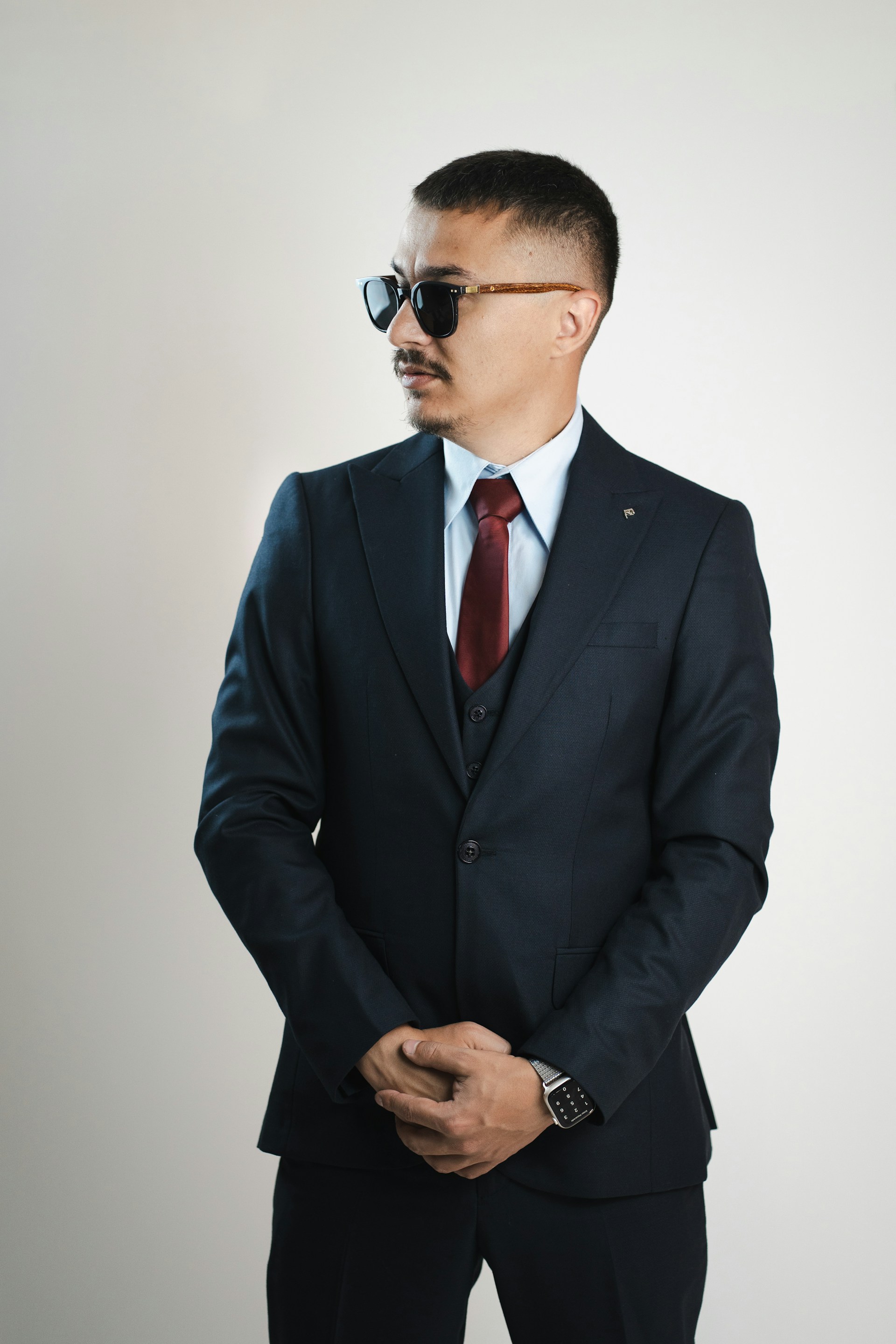 Un homme en costume sombre | Source : Unsplash