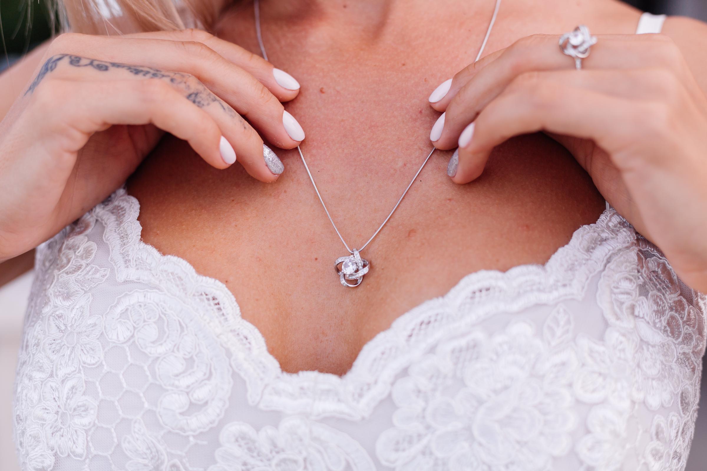 Gros plan sur un collier au cou d'une mariée | Source : Freepik