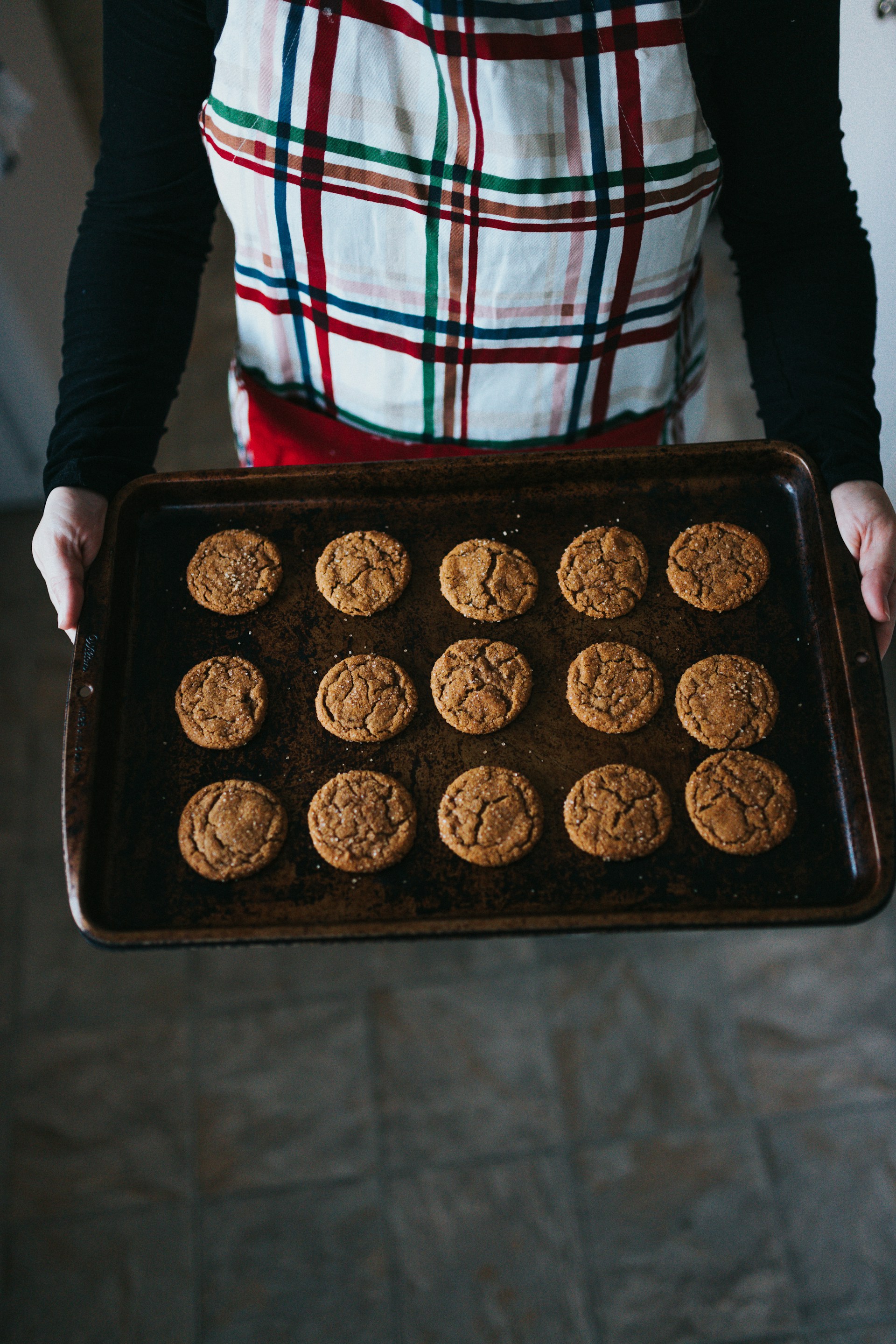 Une femme tenant un plateau de cuisson avec des biscuits | Source : Unsplash