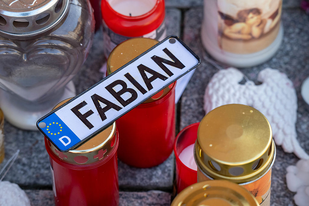 Des bougies funéraires, des fleurs et des peluches sont disposées devant l'église St. Mary's pour commémorer la disparition de Fabian, huit ans. | Source : Getty Images