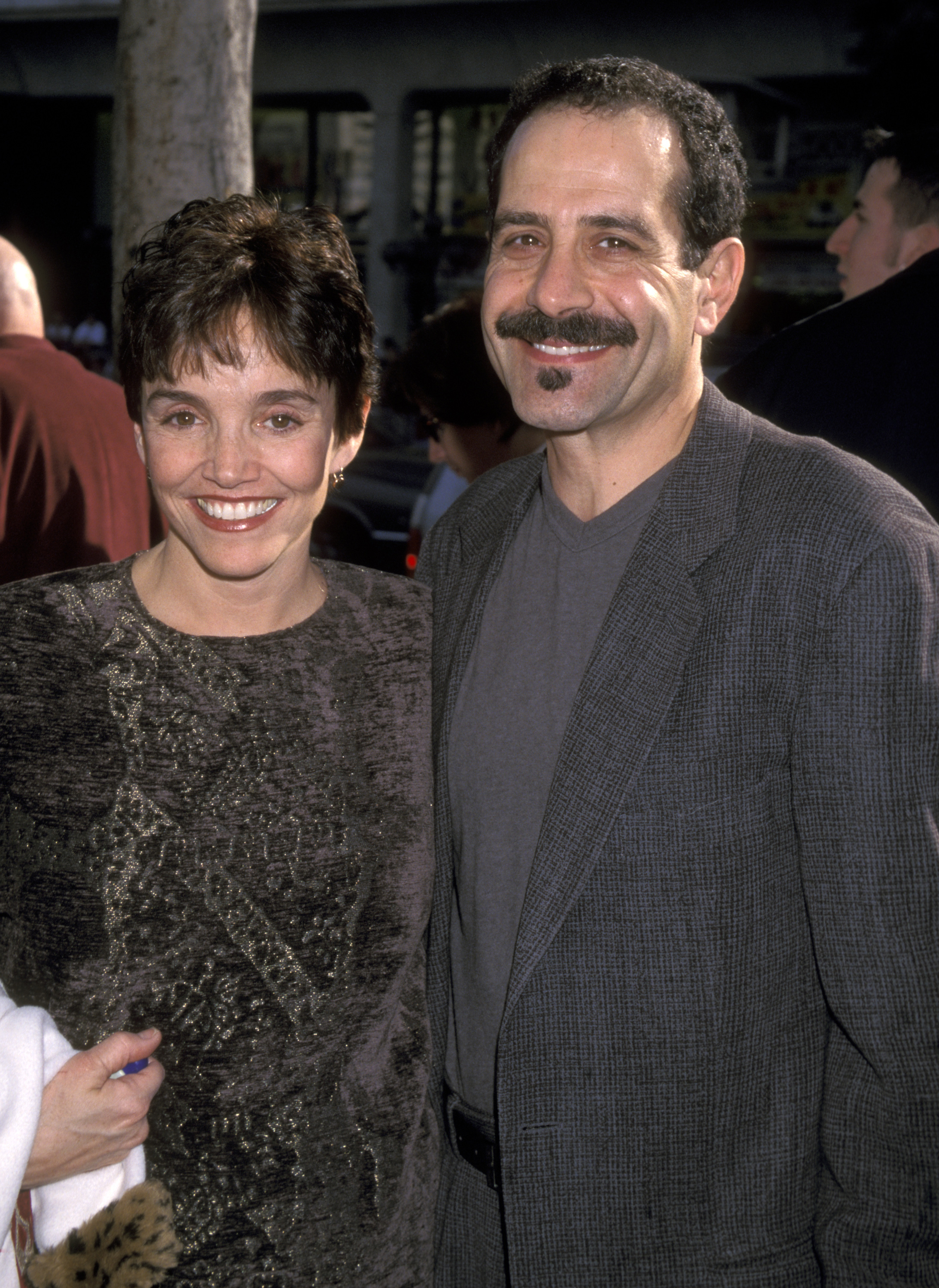 L'actrice et Tony Shalhoub lors de la première de « Galaxy Quest » le 19 décembre 1999 à Hollywood, en Californie. | Source : Getty Images